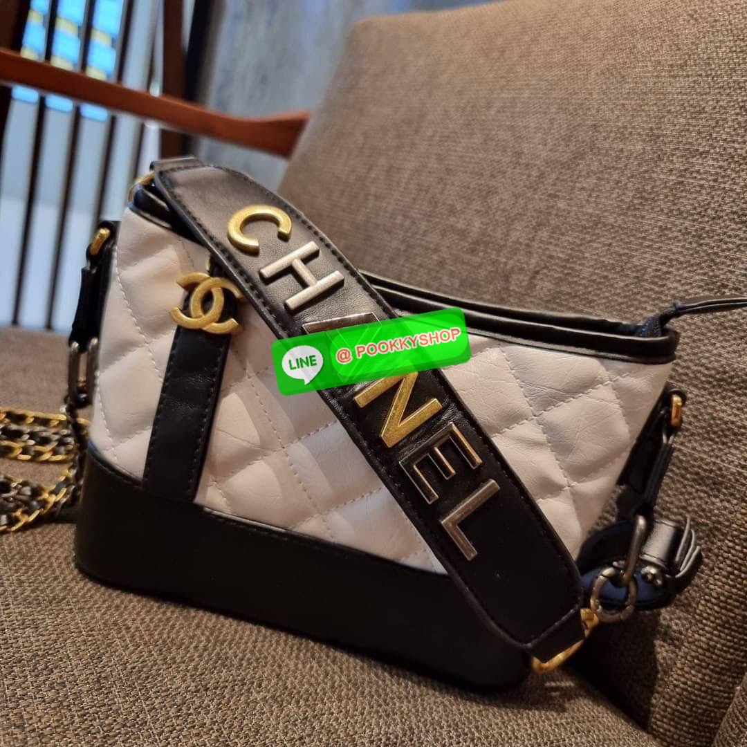 RESTOCK!! LIMITED SHOULDER BAG พรีเมี่ยมกิ๊ฟ Chanel ไซส์คลาสสิค กระเป๋าสะพายข้าง/ไหล่ หนังสังเคราะห์ นิ่ม หรู มาพร้อมพวงกุญแจสัญลักษณ์แบรนด์ พิเศษ!! สายคล้อง jumbo font เพิ่มดีเทลความแพง อะไหล่พร้อมโซ่สะพายสีทองสลับสีเงินรมดำ สามารถสะพาย crossbody หรือสะพ