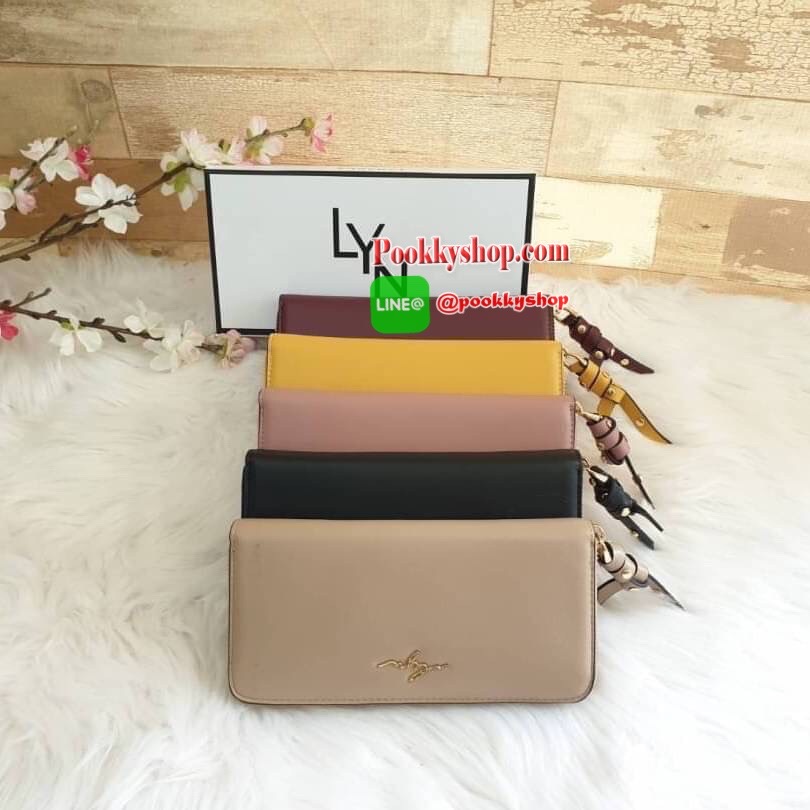 LYN long wallet ด้านหน้าติดโลโก้แบรนด์ สีสวยสดใส รุ่นนี้เรียบหรู ดูดี เปิดปิดด้วยซิบ ด้านในมีช่องใส่บัตร ช่องใส่แบงค์ และช่องกลางใส่เหรียญเป็นช่องซิป และยังมาพร้อมกับ ตัวจับซิปแต่งหมุด ดูดีมีราคาเชียว สวยเก๋ๆแบบนี้ต้องมีไว้เป็นเจ้าของนะเธอจ๋า