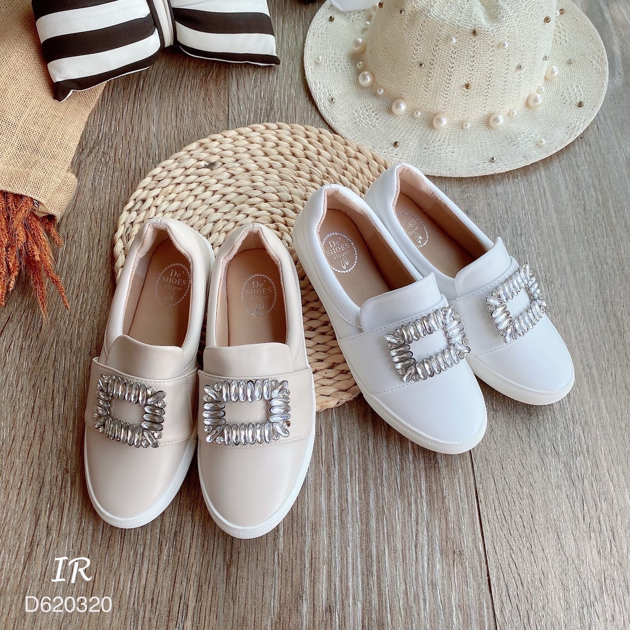 รีพีทแบบขายดี!!! พร้อมส่ง Roger Vivier ชนช็อป วัสดุหนังนิ่มแต่งอะไหล่เพชรสี่เหลี่ยมด้านหน้า ดาราเซเลบใส่กันเยอะมากๆคะรุ่นนี้ ใส่แล้วทำให้ลุคของคุณดูเด่นมากๆ ดังนั้นสาวๆไม่ควรพลาดรุ่นนี้เลยนะค้า