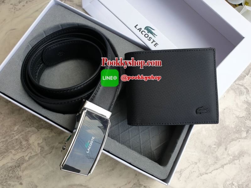 ลาคอส CLASSIC PETIT PIQUE Belt & Wallet Set !!! ซื้อ1ได้ถึง 2 ใบ เซตสุดคุ้ม!! มาพร้อมกล่องสุดหรู กระเป๋าเงินใบสั้นพับสองตอน ลายเปอติปิเก้ มีช่องใส่การ์ด ช่องใส่ธนบัตร บุซับในด้วยผ้าคอตตอน และ ด้านอกวัสดุ Pvc ลายเปอติปิเก้แต่งกระเป๋าด้านนอกกระเป๋า เข็มขั