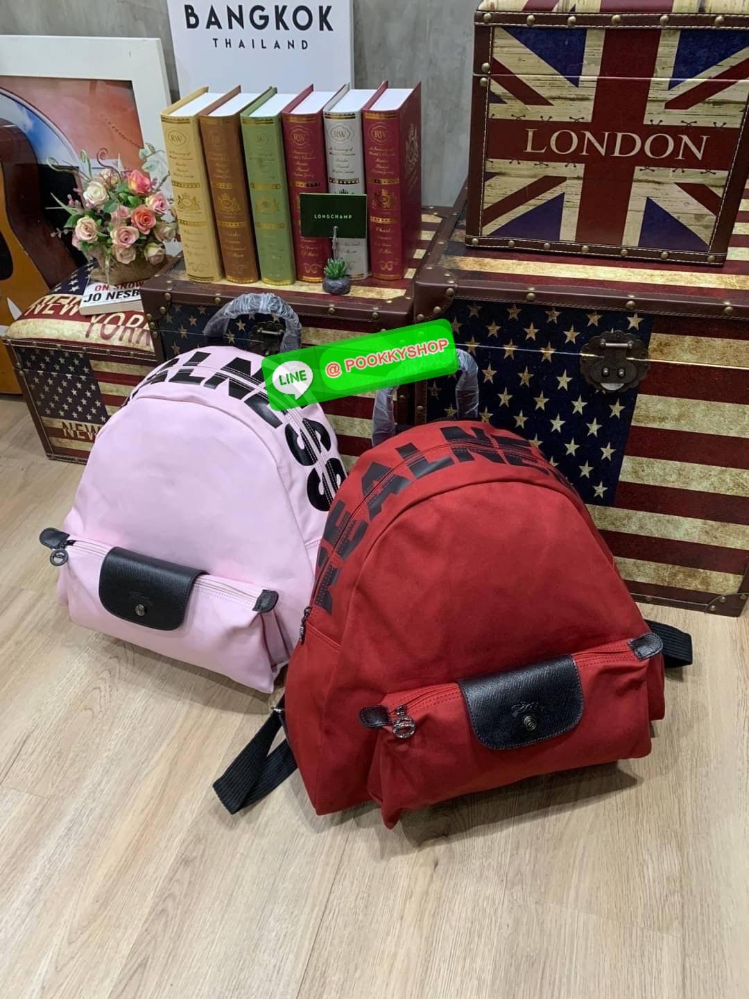 Longchamp by shayne oliver Backpack คอลเลคชั่นแบบลิมิเตทแบบเท่ๆ ที่ออกแบบโดย Shayne Oliver นักดีไซน์เนอร์ชื่อดังระดับโลก ด้วยรูปทรงกระเป๋าเป้ที่ออกแบบมาไม่เหมือนใคร สามารถจัดเป็นกระเป๋าใบใส่เสื้อผ้าได้อีกใบ ด้วยรูปทรงที่กว้างทำให้ใส่ของได้เยอะจุใจ กระเป๋า