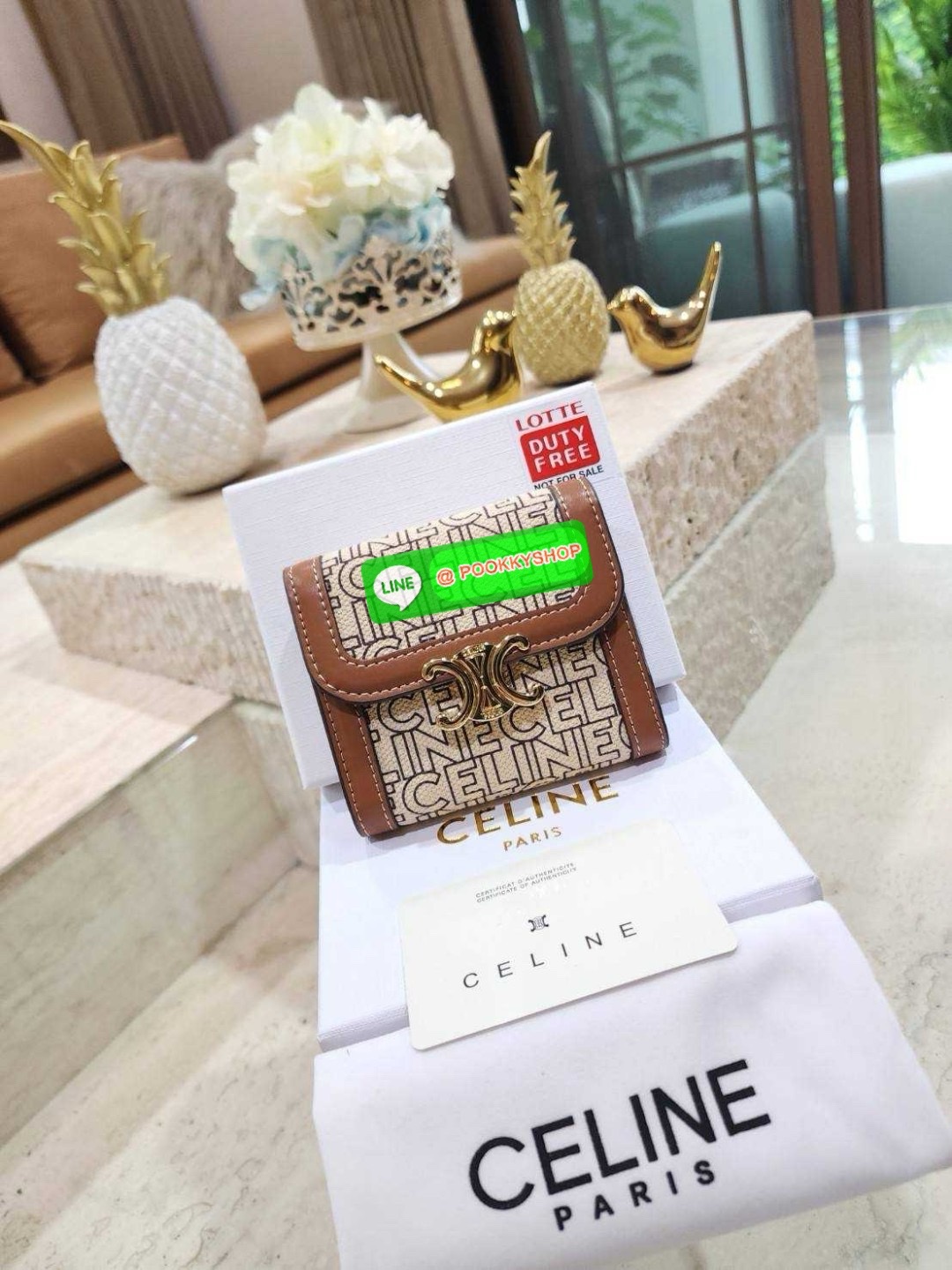 ✴️NEW ARRIVAL!✴️CELINE SHORT WALLET VIP GIFT WITH PURCHASE (GWP) กระเป๋าพรีเมี่ยมกิ๊ฟ Limited จาก CELINE HAUTE PARFUME DUTYFREE COUNTER สวยอยู่ทรงมีโลโก้แบรนด์ด้านหน้าเปิดปิดด้วยฝาพับกระดุมแม่เหล็ก ภายในมีช่องแบ่งหลายช่อง ช่องใส่บัตร ช่องใส่