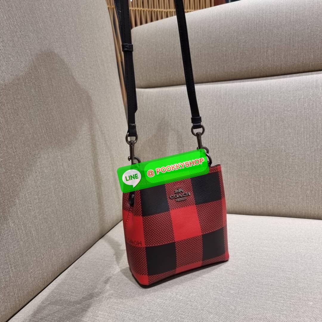 COACH 7267 MINI TOWN BUCKET BAG WITH BUFFALO PLAID PRINT คอลเลคชั่นใหม่ล่าสุด!! น้องสาวคนสวยมาแล้วจ้า สีแดงโดดเด่นต้อนรับเทศกาลคริสต์มาส 🎅🎄 กระเป๋าบัคเก็ต ไซส์มินิ ใบจริงน่ารักม้าก!! น่าใช้แบบที่สุด วัสดุหนังแคนวาสเคลือบลาย สวยคม เปิด-ปิดด