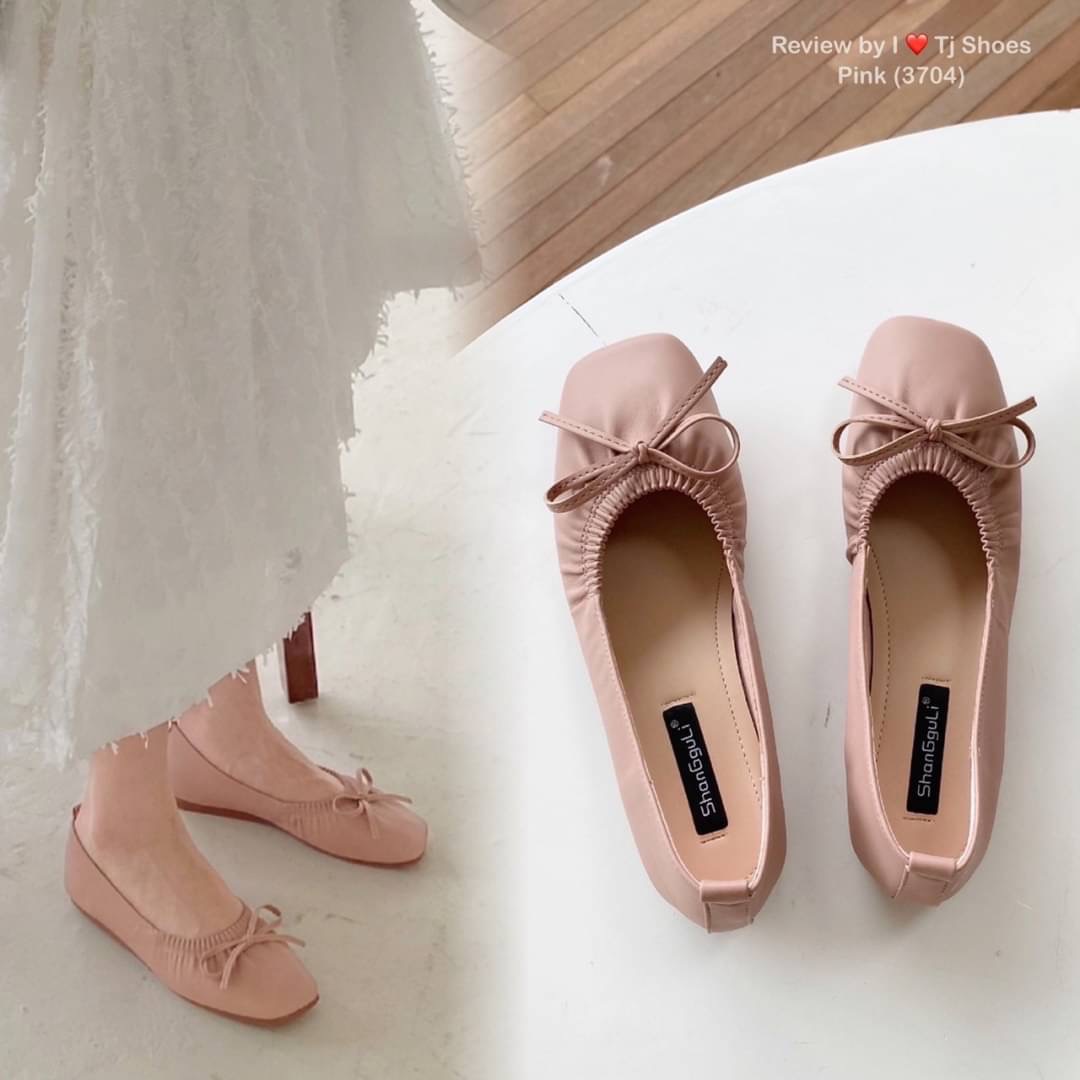 พร้อมส่งรองเท้าคัชชูนำเข้า ขายดีสุดๆ หนังรุ่นนี้คือดีนิ่มมาก ทรงสวย สวมใส่ง่าย แต่งด้วยโบว์น่ารักๆ ใส่ได้เรื่อยๆ ใส่สบาย ส้นยางอย่างดีบิดงอได้ช่วยลดแรงกระแทกเวลาเดินได้ดี แมทกับชุดง่าย ใส่กับอะไรก็น่ารักสุดๆ ควรมีไว้เป็นคู่โปรด ของจริงงานดีมากสวยมาก ตรงปก