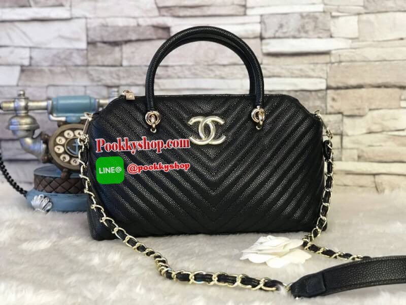 Chanel Bag กระเป๋าทรงหมอน วัสดุหนัง ลาย v สัมผัสนิ่มมือ ทนทาน น้ำหนักเบา เปิด-ปิดด้วยซิปอะไหล่ทอง มีสายยาว ภายในมีช่องใส่ของจุกจิก และซิปใหญ่ อีก1 ช่อง จุของได้เยอะ น้ำหนักเบา ซื้อใช้เองหรือฝากเป็นของขวัญก็สุดคุ้มค่ะ สวยมากงานดีสุดจากเคาท์เตอร์ต่างประเทศ