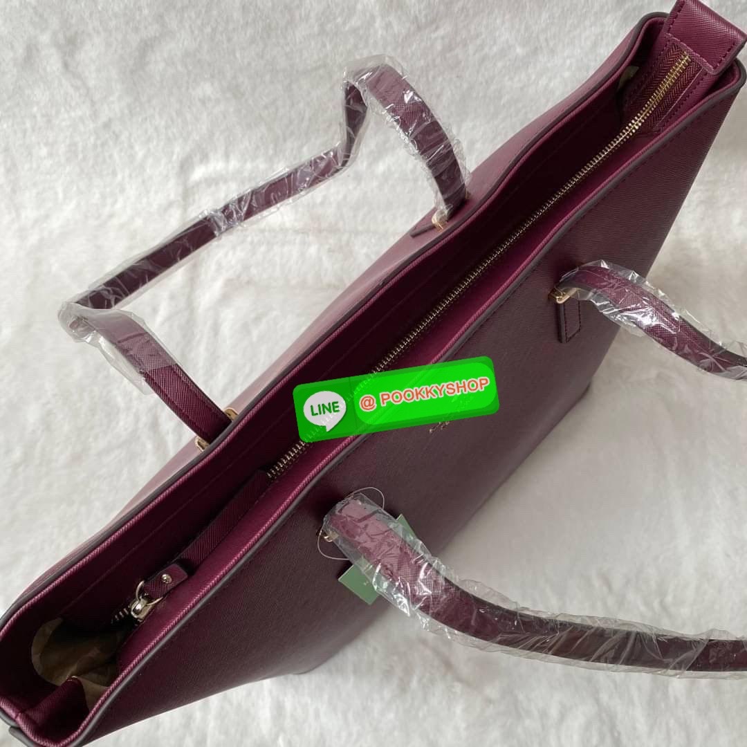 Kate Spade new york shopping large bag กระเป๋าถือ หรือคล้องไหล่ได้ ด้านหน้ามีโลโก้แบรนด์ แบบปั้มสีทอง เปิด-ปิด กระเป๋าด้วยซิป ด้านในโล่งกว้าง จุของได้เยอะ ด้านในมีช่องซิป และ ช่องเล็ก