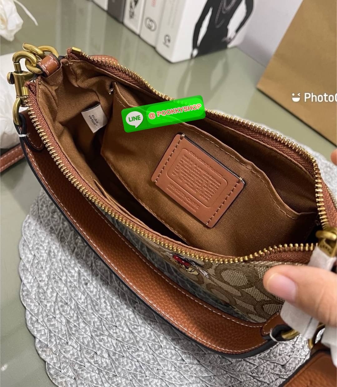 COACH CM859 Disney X Coach Teri Shoulder Bag With Mickey Mouse (mouse)✨ Coach CM859-กระเป๋าขนาดที่น่ารักจนใจบาง 🌸✨ หนังเรียบ ชัด เพิ่มความหวานแบบมีพลัง ใช้งานง่าย หิ้วก็ได้ สะพายก็สวย สลับสายได้ 2 แบบในใบเดียว น้ำหนักเบา ฟังก์ชันครบ