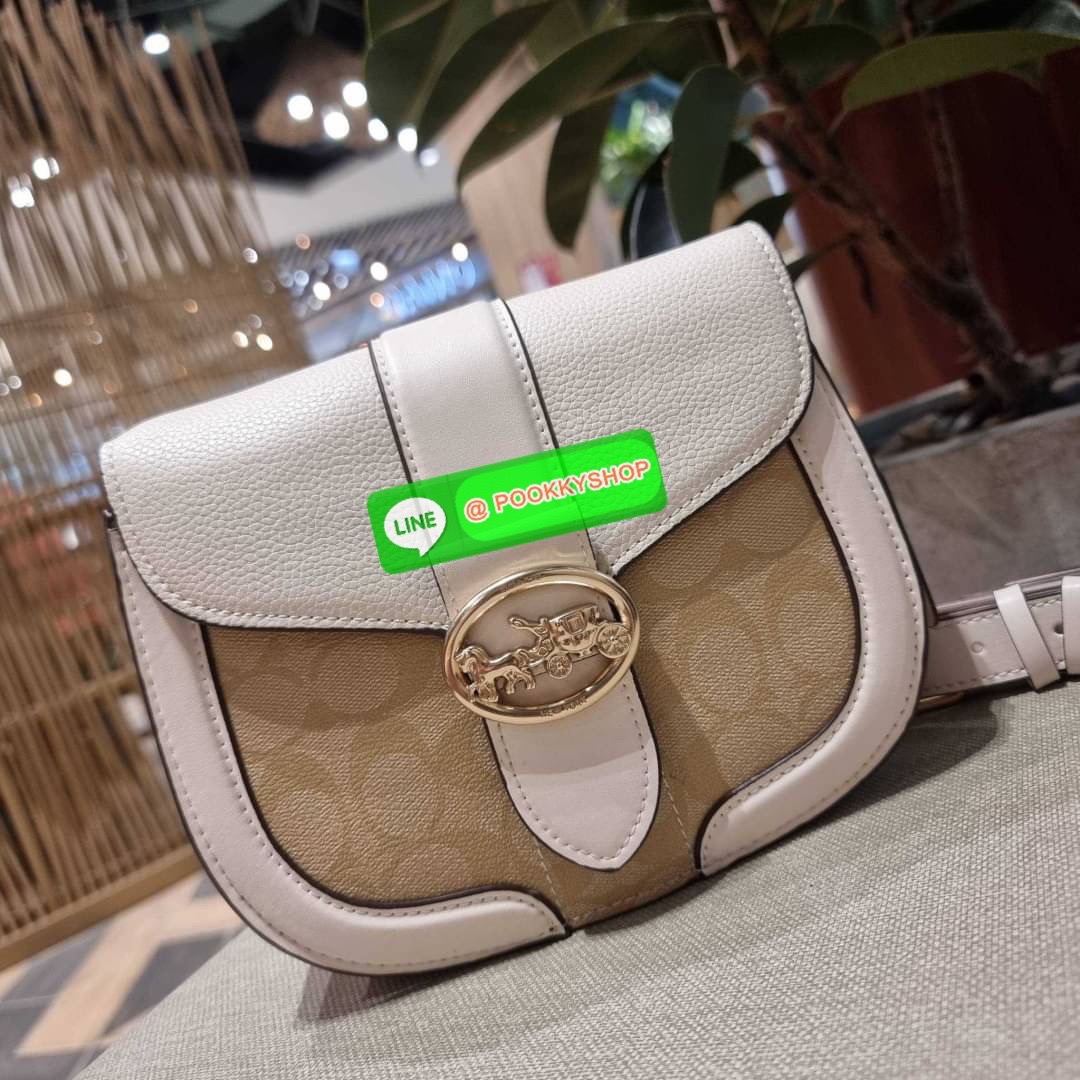 COACH C3593 GEORGIE SADDLE BAG IN COLORBLOCK SIGNATURE CANVAS WITH RIVETS ยกระดับความหรูให้กับตัวเองกันหน่อย ด้วยกระเป๋ารุ่นนี้!! ครอสบอดี้ที่ดีไซน์หรู อัพเลเวล ในราคาที่จับต้องได้ วัสดุหนังแคนวาสเคลือบสลับหนังเรียบ พิเศษไปอีกตกแต่งขอบด้วยหมุด เพิ่มดีเทลก