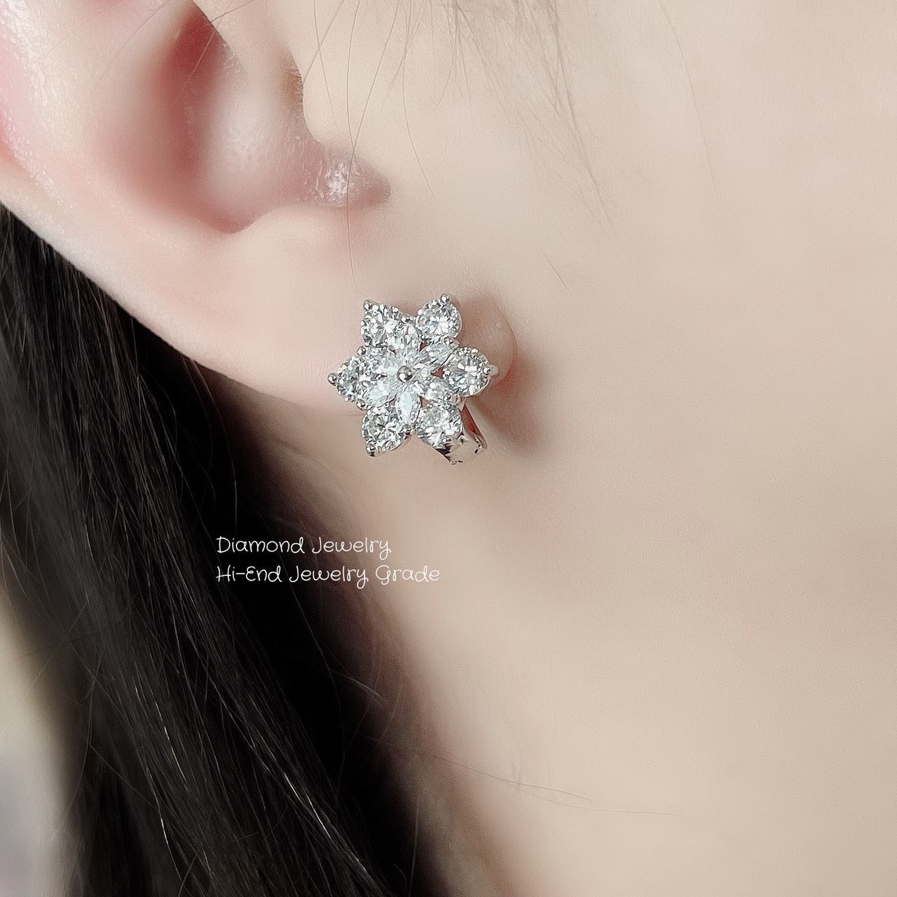New Arrival !!!!!! Diamond Earring งานเพชร CZ แท้ งานสวยมว้ากกกกกถึงมากที่สุดคะ รุ่นนี้แนะนำเลยค่ะ เพชรเยอะ เพชรน้ำขาวมากๆ ใส่ออกมาสวยแน่นอนค่ะ ทรงสวย ดีไซน์โมเดิร์น ขนาดกำลังดี เหมาะทั้งใส่ออกไปทำงานประจำวันหรือใส่ออกงานกลางคืนก็สวยเด่นเล่นไฟจ้า ที่สำคัญ