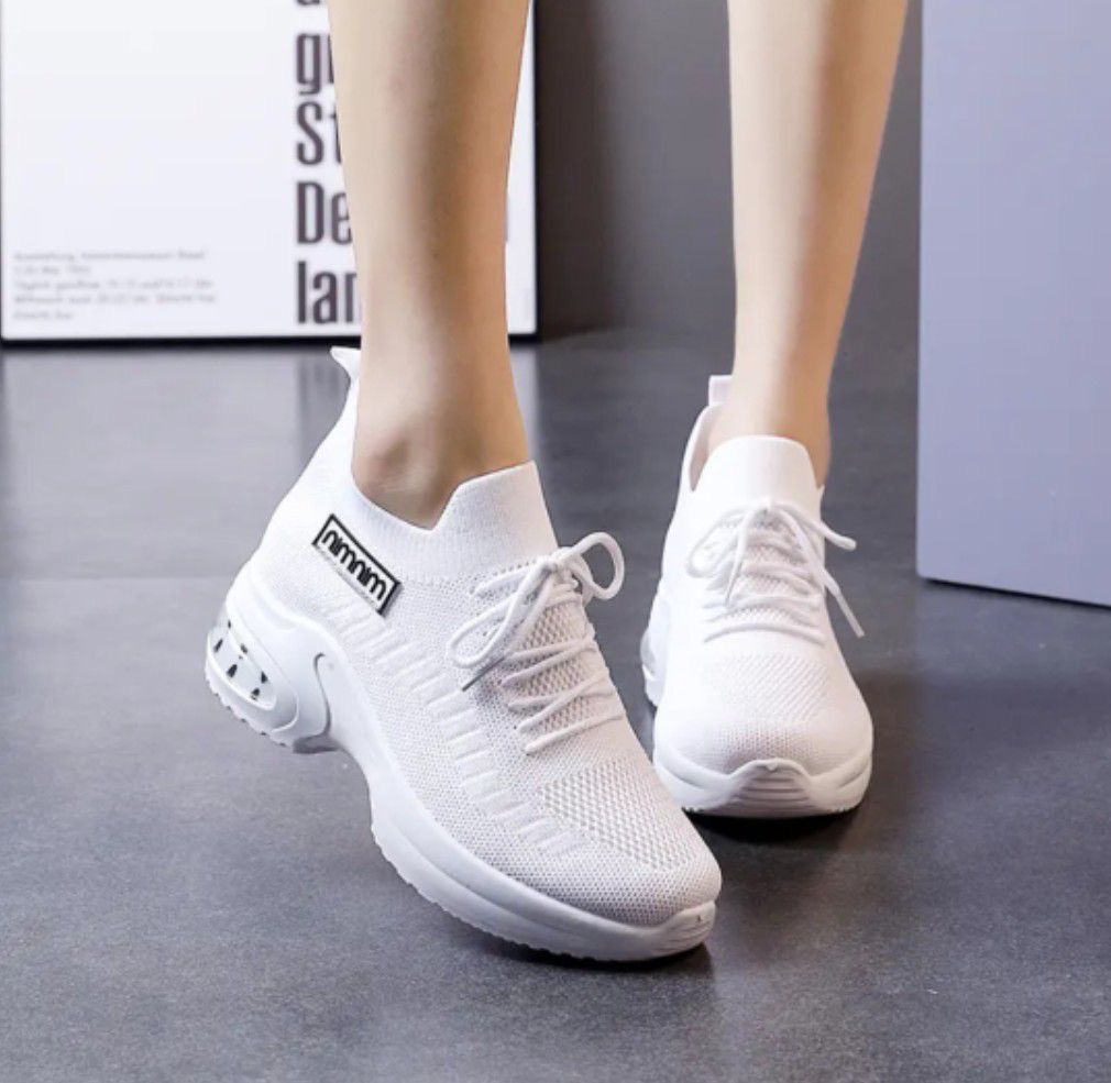 NEW ITEM แฟชั่นเสริมส้นมาแรง!! รองเท้าสลิปออนผ้ายืดเสริมพื้น 5c.m. แต่งเชือกผูก ทรงสโลป วัสดุเนื้อผ้ายืดกระชับเท้า เนื้อหนาคุณภาพดี ขอบยางยืดเพิ่มความยืดหยุ่นในการสวมใส่ ใส่แล้วดูขาเรียวยาวสุดๆไปเลย ตัวพื้นรองเท้าเป็นยางพารากันลื่นได้ดีจ้า งานสวยเก๋น่ารัก