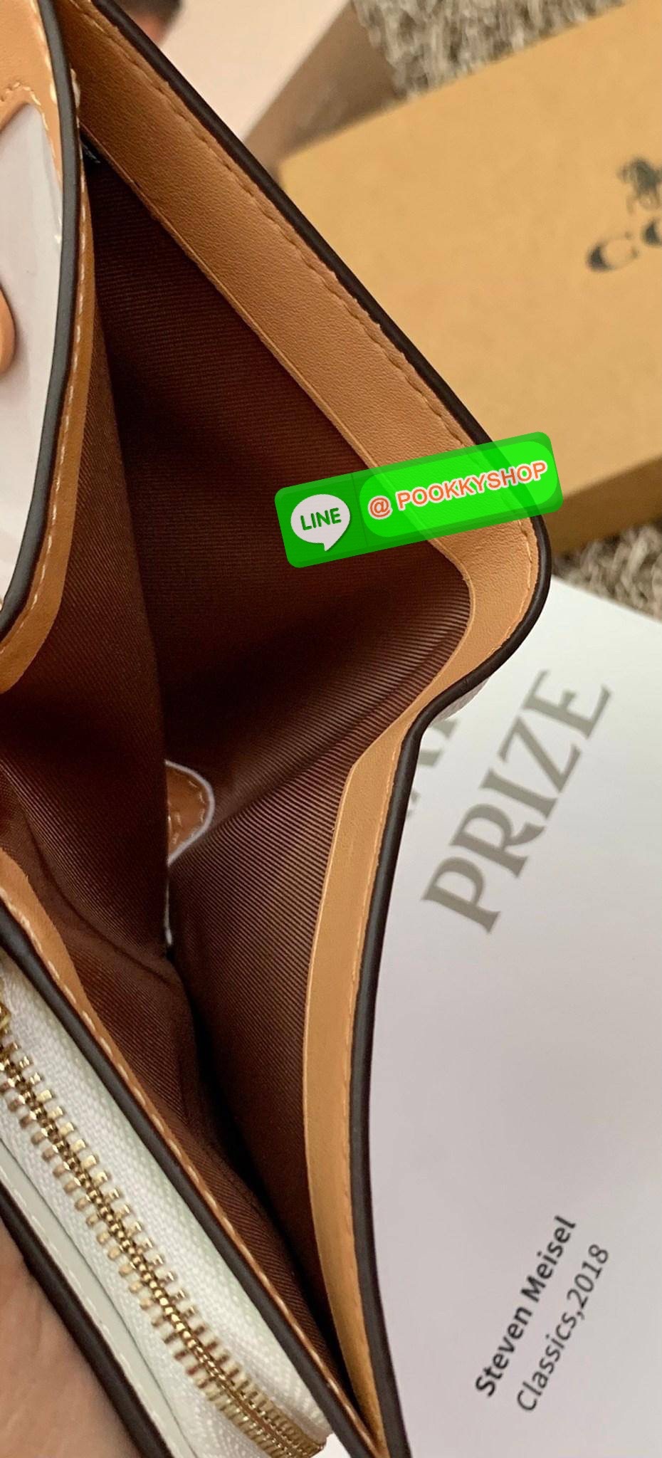 COACH SNAP WALLET ((8704//6941)) 🌍พร้อมส่ง ห้ามพลาด ก่อนหมดค่ะ! ✔️กระเป๋าเงินใบสั้น หนังแท้ แต่ละสีปริ้นลายได้สวยงาม แตกต่างกันไปค่ะ ✔️เปิด-ปิดกระเป๋าแบบกระดุม ภายในมีช่องใส่ธนบัตรตามยาว และช่องเสียบบัตร5ช่อง//มีช่องซิปแยกฝั่งห้อยด้ว