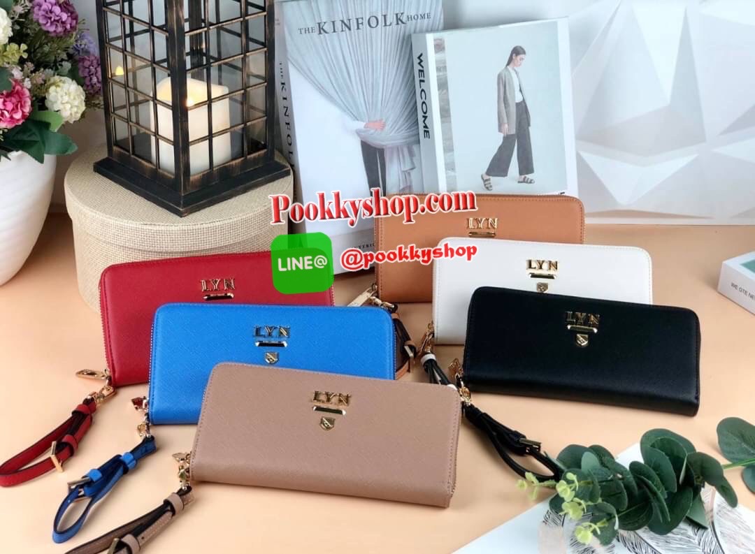 Lyn Rosette Long Wallet กระเป๋าเงินซิปรอบใบยาว วัสดุหนังลายsafiano ด้านหน้ามีโลโก้แบรนด์สีทองสวยหรู มาพร้อมสายคล้องมือสามารถถอดสายออกได้ เปิดปิดแบบซิป ด้านในมีช่องใส่การ์ด 12 ช่อง ช่องใส่รูป 1 ช่องและช่องซิปใส่เหรียญ สามารถใส่ธนบัตรได้ตามยาวเลยค่า ใบนี้สว