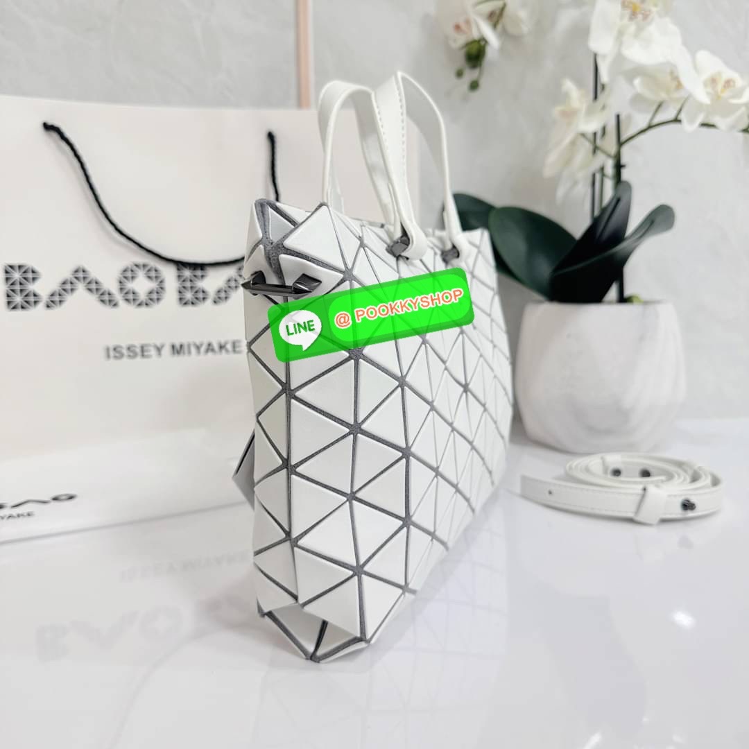 Bao Bao issey Miyake Tonneau Small Matte Bao Bao Issey Miyake รุ่น TONNEAU (ทอนโนะ) กระเป๋าทรง Boston Bag ที่โดดเด่นด้วยลายแพทเทิร์น 3 เหลี่ยมด้านเท่าเรียงต่อกัน ทำให้กระเป๋าใบนี้มีความโดดเด่นทั้งในเรื่องของดีไซน์ที่ทันสมัย และการใช้งานที่ครบทุกฟังก์ชั่น