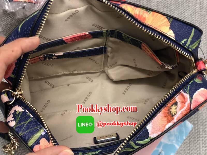 New arrival GUESS CROSSBODY BAG กระเป๋าสะพายแบบครอสบอดี้ร์ ขนาดกำลังดี สีสันสดใส แต่ละลายสวยน่าใช้มากๆค่ะ((ลายเป็นไปตามแพทเทินนะค่ะ)) ด้านหน้าติดอะไหล่แบรนด์ เปิดปิดกระเป๋าแบบซิป ภายในโล่งใส่ของจุค่ะ มีช่องซิป และช่องเล็ก 3ช่องค่ะ สายสะพายแบบโซ่ต่อหนังเลื