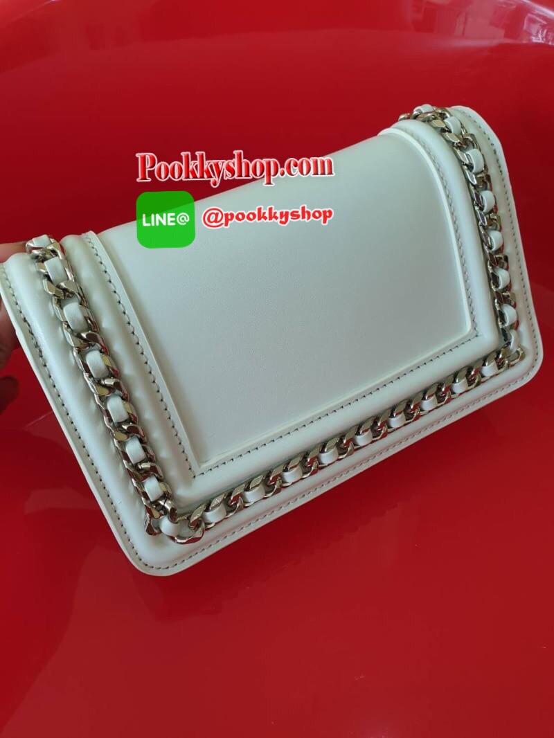 Charles&Keith Chain Rimmed Clutch กระเป๋าสะพายรุ่นใหม่!!ทรงcrossbodyหรือถอดสายถือเป็นทรงคลัชท์ได้ มีดีเทลโซ่ร้อยหนังรอบใบ เปิดปิดด้วยกระดุมแม่เหล็กใช้งานง่าย ภายในมีช่องซิป ช่องเสียบบัตรและช่องใหญ่ใส่ตระกูลพลัสได้ แยกเป็นสัดส่วน มาพร้อมสายสะพายแบบโซ่ต่อหน