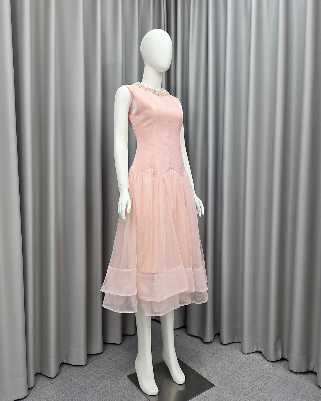 เดรสแฟชั่น เดรสเสื้อคอกลมแขนกุด กระโปรงบาน แต่งลูกปัดมุกรอบคอเสื้อ