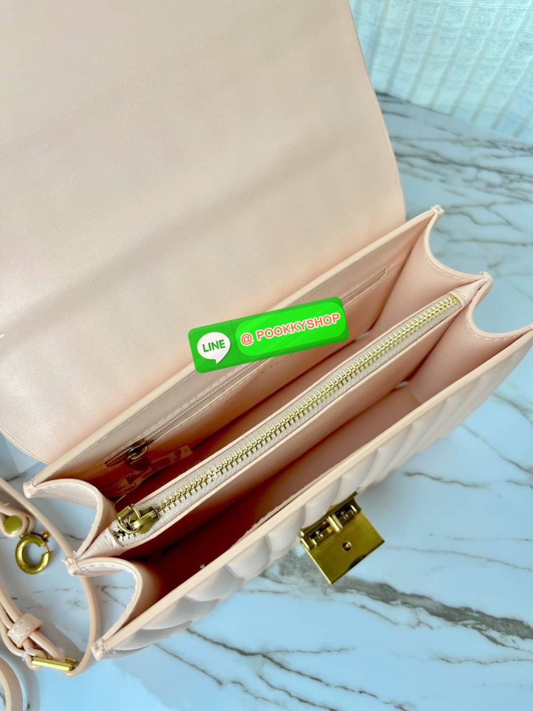 Charles & Keith Panelled Chain Handle Bag กระเป๋าสะพายรุ่นใหม่ชนช็อป รุ่นนี้จะถือคล้องแขน/สะพายแบบสายยาวได้หลายแบบ มีหูโซ่สีทองสวยหรู เปิดปิดแบบตัวเปิดล็อก ภายในแบ่งเป็น 3 ช่อง เป็นช่องซิปตรงกลาง ใส่ IPhone pro max และกระเป๋าเงินใบสั้นได้ค่ะ สายสะพายยาวถอ