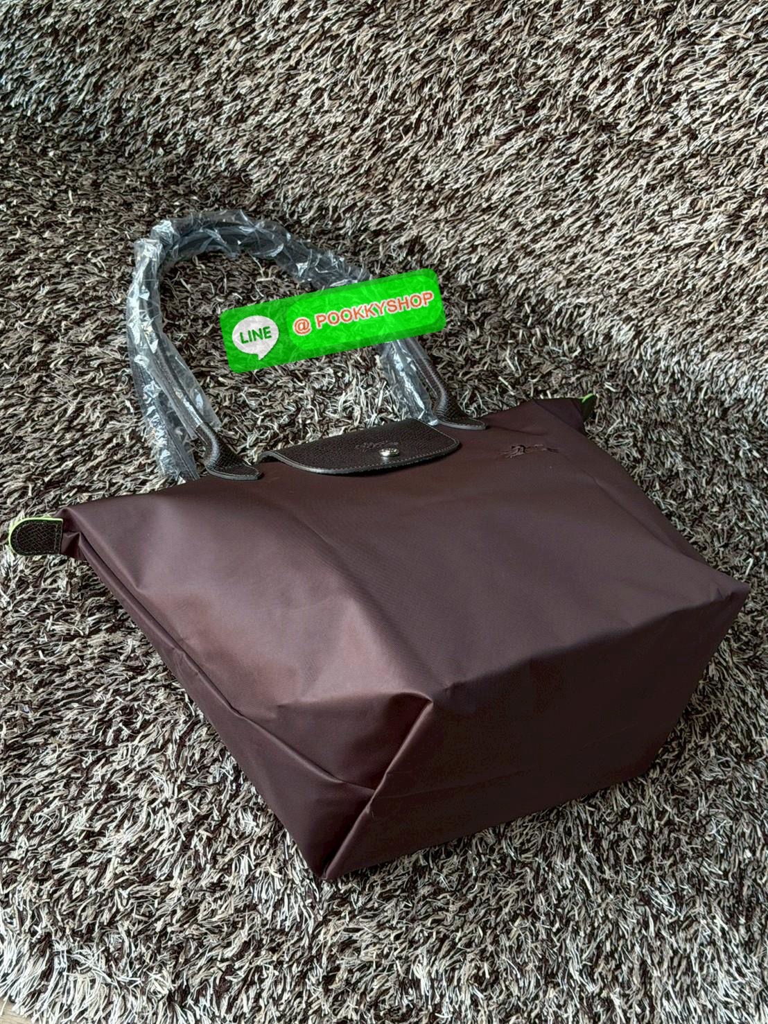 💕LONGCHAMP LE PLIAGE GREEN Shoulder bag L กระเป๋าโท้ทใบนี้ดึงดูดใจคุณด้วยรูปทรงมินิมอลและปริมาตรที่เพียงพอซึ่งสามารถเก็บเอกสารหรือแล็ปท็อปทั้งหมดของคุณได้อย่างง่ายดาย ด้ามยาวช่วยให้คุณสวมใส่ได้อย่างสบายบนไหล่ ขณะที่การปิดด้วยซิปช่วยให้มั่นใจได้ว่า