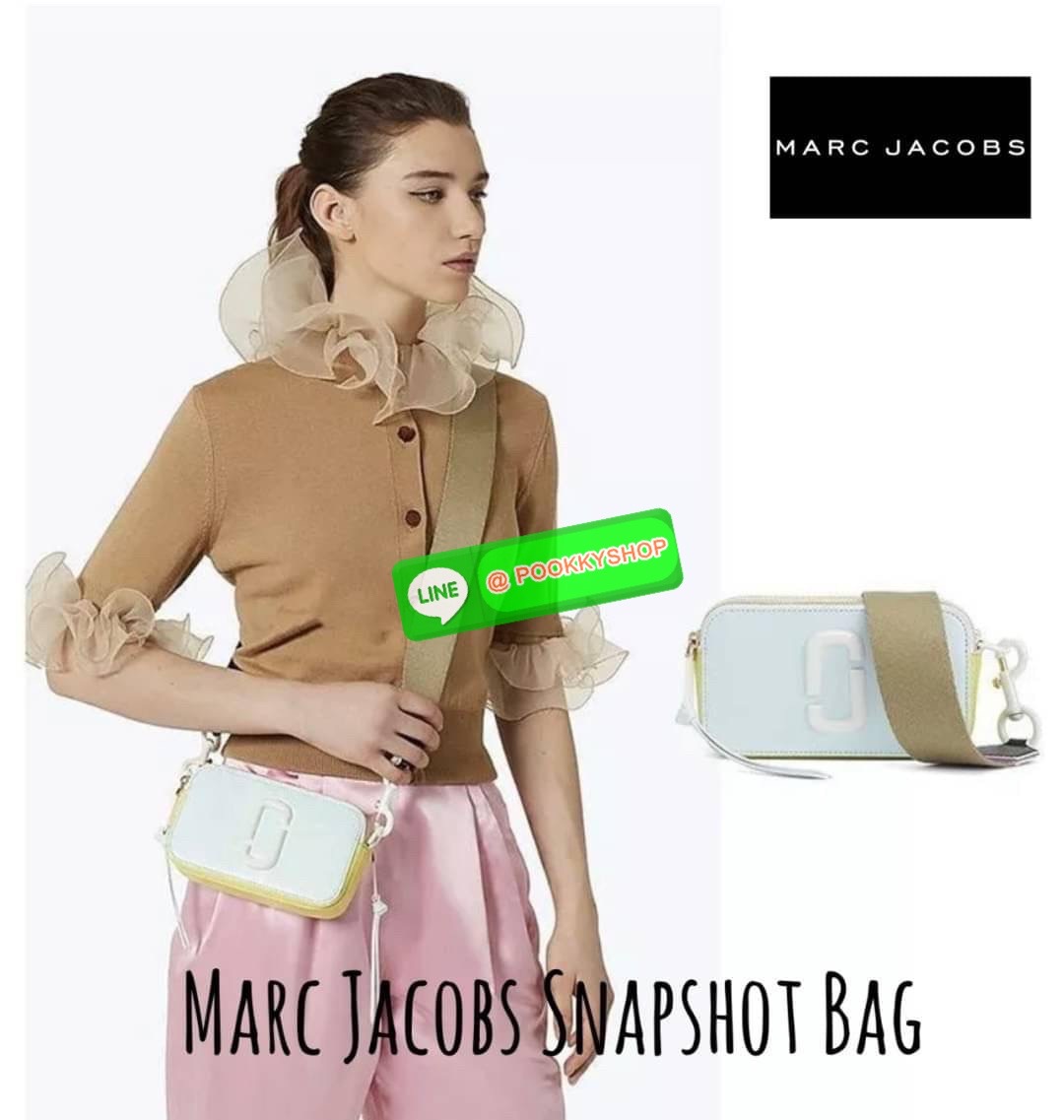 💕 Marc Jacobs Snapshot Bag กระเป๋าแบรนด์ดังจากสัญชาติอเมริกัน นับได้ว่ารุ่นนี้เป็นรุ่นทรงฮิตของ marc jacobs เลยทีเดียว โดยด้านหน้ากระเป๋าจะเป็นโลโก้แบบโลหะที่เป็นสัญลักษณ์ของแบรนด์นี้ มาพร้อมสายสะพายที่จะสะพายยังไงก็ดูโดดเด่น เพราะขนาดใหญ่ที่สกรีน