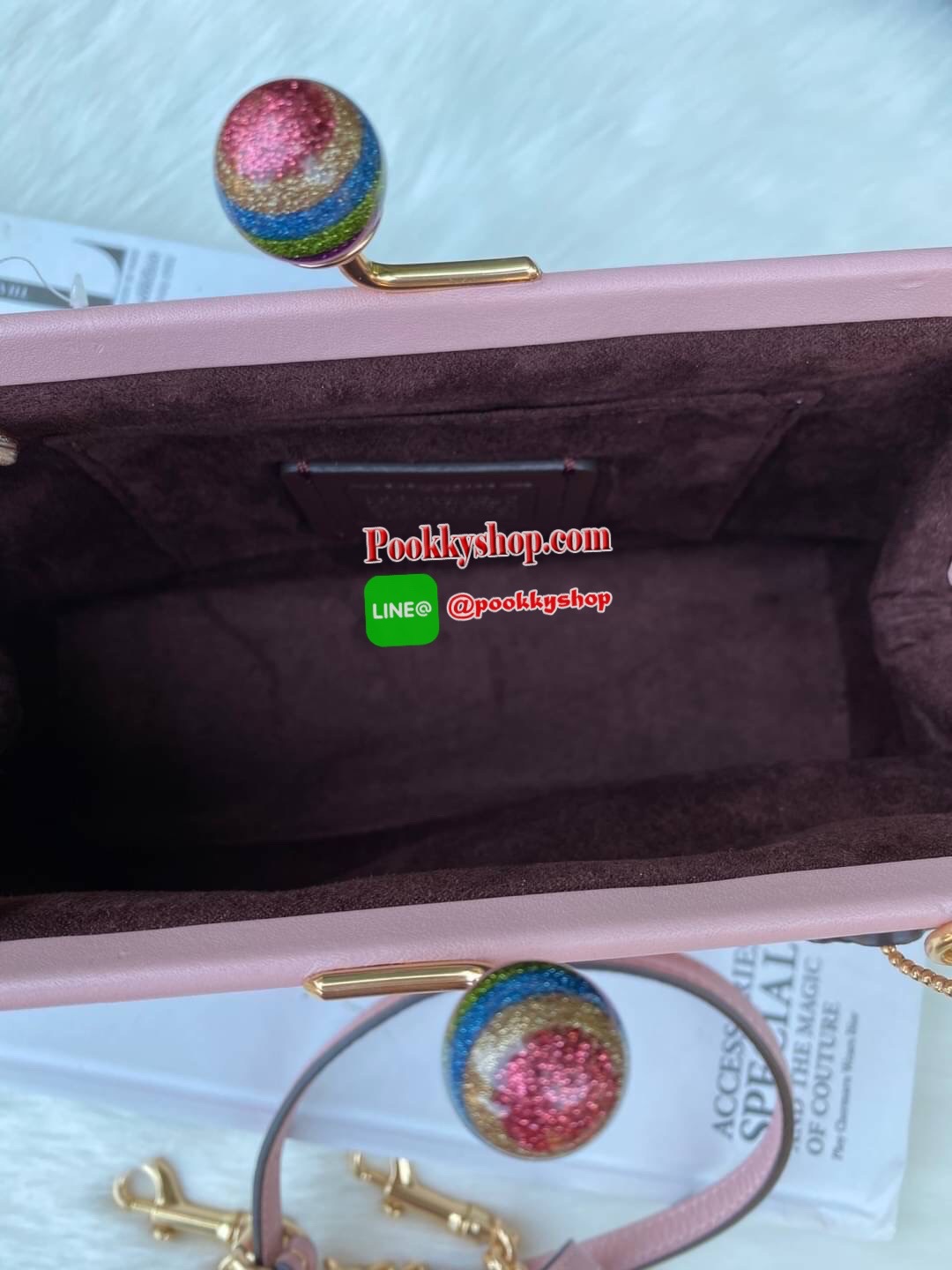 กระเป๋าสะพายข้าง COACH C1451 NORA KISSLOCK CROSSBODY วัสดุ Refined pebble leather and smooth leather ด้านในกระเป๋ามีช่องใส่ของเอนกประสงค์ สายคล้องกระเป๋าแบบถอดได้ 22 3/4 "สำหรับสะพายไหล่หรือสะพายข้าง