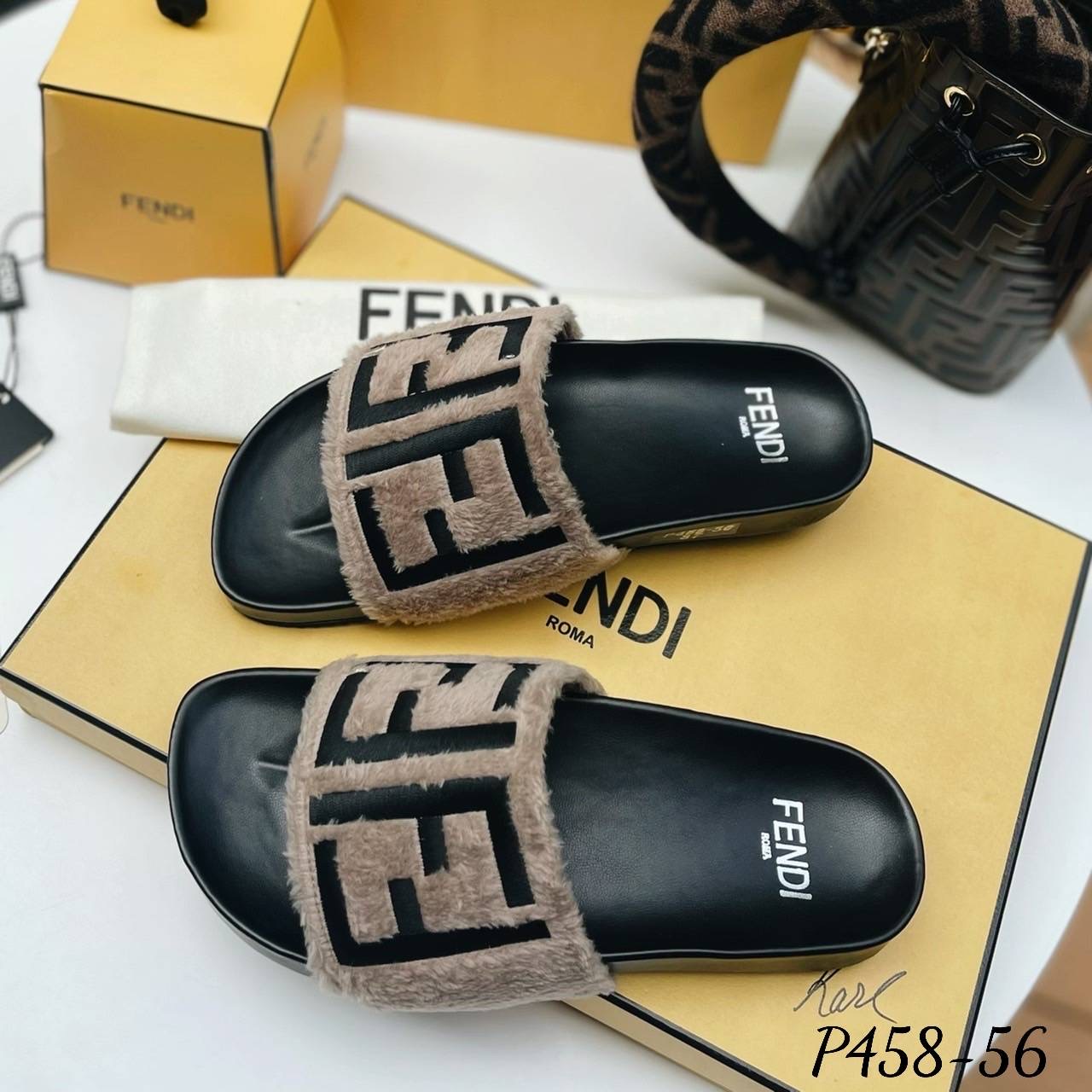 พร้อมส่ง งานมาใหม่ล่าสุดเลยค๊า รองเท้าแตะ ส้นแบน งานFe ndi. ขนเฟอร์นุ่มๆ งานปักโลโก้ น่ารักมากกกๆ ค่ะ นุ่ม ใส่สบาย มาไม่มากน้า รีบจัดเลยค๊า