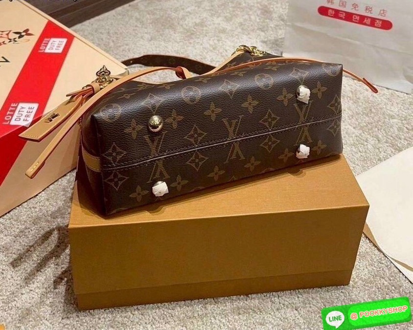 🕊️ พร้อมส่ง | LV CarryAll BB bag กระเป๋าสะพายแครี่ออล ไซส์ใหม่ ดีไซส์ใหม่สุดไอคอนิกปรับโฉมใหม่ประจำฤดูกาลในดีไซน์สุดชิค ตกแต่งสายโซ่สีทองงดงามด้วย Monogram Flower เสริมดีเทลอันเป็นเอกลักษณ์อย่างเนมแท็กหนังสีตัดกันเข้ากับสีเชือกรูดปิดกระเป๋าอย่างลง