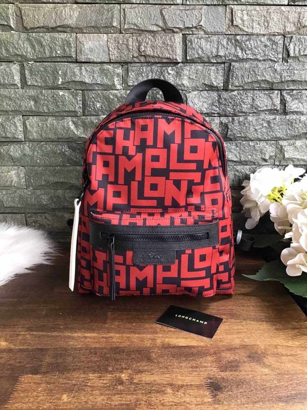 LONGCHAMP LE PLIAGE LGP BACKPACK รายละเอียด • วัสดุ: ผ้าใบ • อะไหล่: นิกเกิล • ตัวกระเป๋า: ผ้าใบโพลีอะไมด์เคลือบด้านใน • ตกแต่ง: หนังวัว รายละเอียดภายนอก • การปิด: ด้วยซิป • สายสะพาย: เลื่อนปรับระดับได้ • ช่อง: 1 ช่องซิป ภายใน • ช่องใส่ของ: 1 ช่อง ช่องด้า