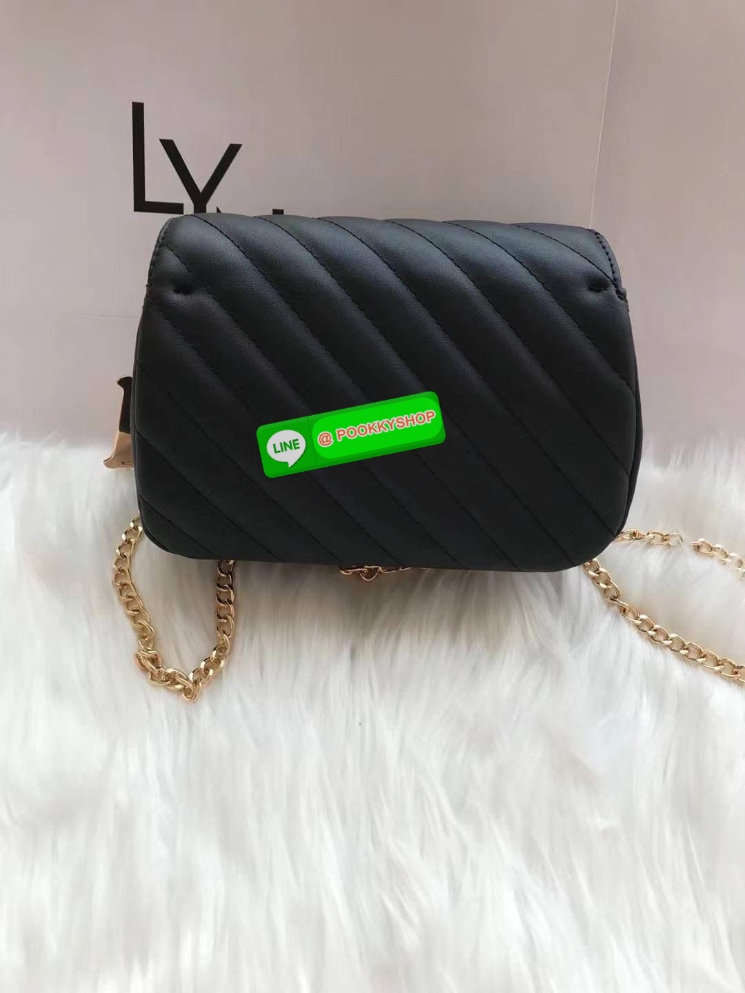 Lyn กระเป๋าทรงน่ารักปุ๊กปิ๊ก สายสะพายโซ่ทอง เปิดปิดด้วยกระดุมแม่เหล็ก ฐานกว้างใส่ของได้เยอะ