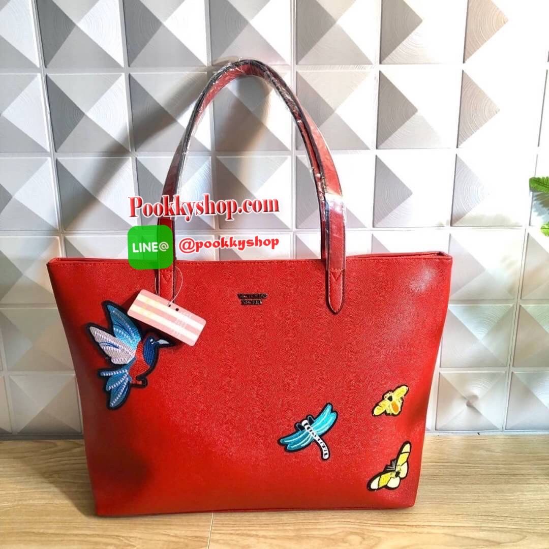 Victoria’s Secret Tote Bag 2019 กระเป๋าถือหรือสะพายลายหนังคาเวียร์ สวยด้านหน้าประดับด้วยโลโก้ ตัวกระเป๋าแต่งด้วยลายปักสวยเก๋ ปากกระเป๋าเปิดปิดด้วยซิปสะดวกใช้ ภายในมีช่องโล่งและช่องเล็กไว้แบ่งเก็บของ ใส่หนังสือ เอกสาร A4 Notebook ipad กระเป๋าสตางค์ ของใช้ไ