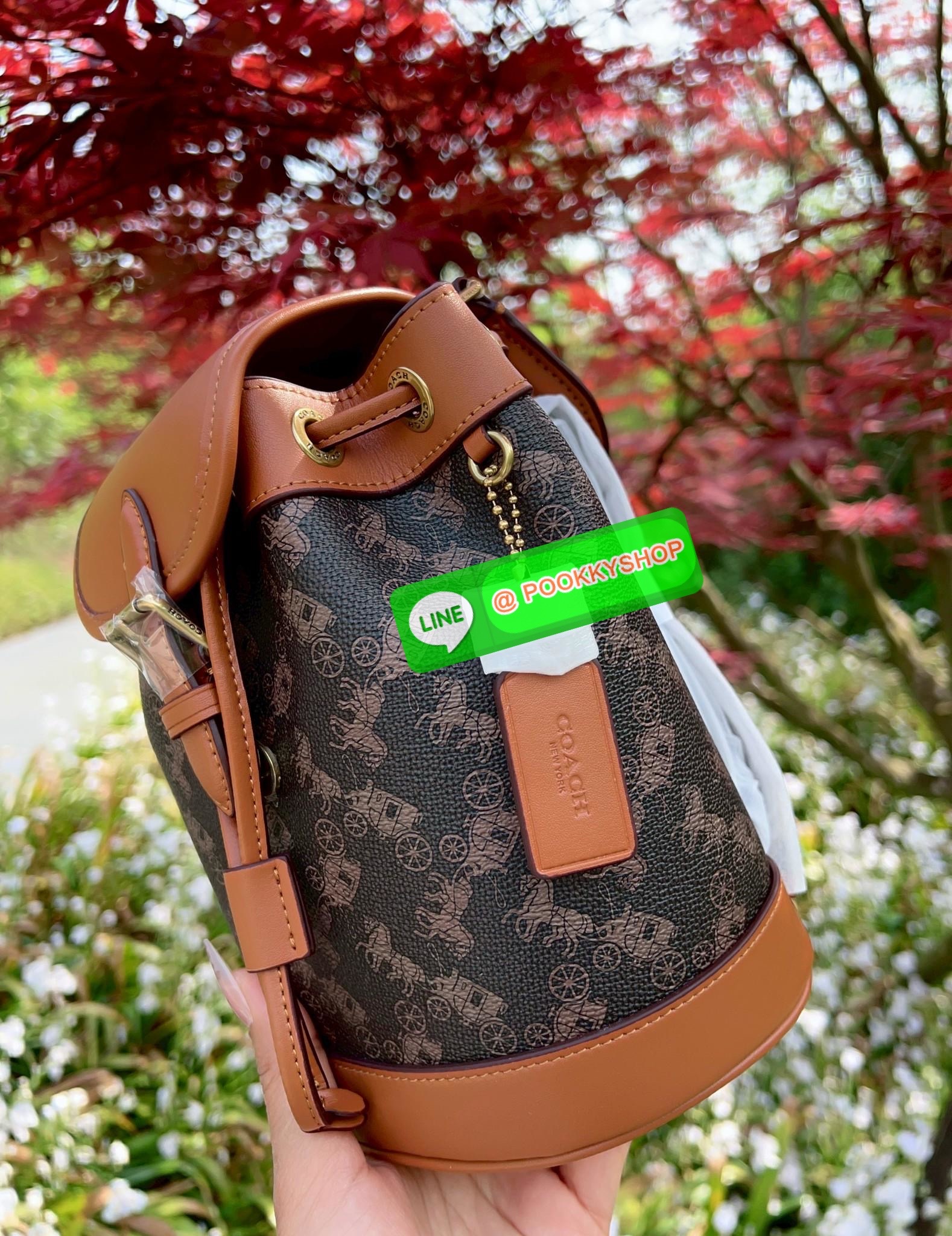 NEW ARRIVAL! **สินค้าเข้าใหม่** COACH HARPER BACKPACK WITH HORSE AND CARRIAGE PRINT ((CAM31)) 🔖พร้อมส่งใหม่ล่าสุด! กระเป๋าสะพายมีหูหจับด้านบน ที่สามารถพกพาไปไหนมาไหนได้ตลอดเวลา หนังแท้อย่างดีนิ่มสวย((หนังไม่แข็งทื่อนะคะ))ตัวกระเป๋าปริ้นท์ลายรถม้าอ