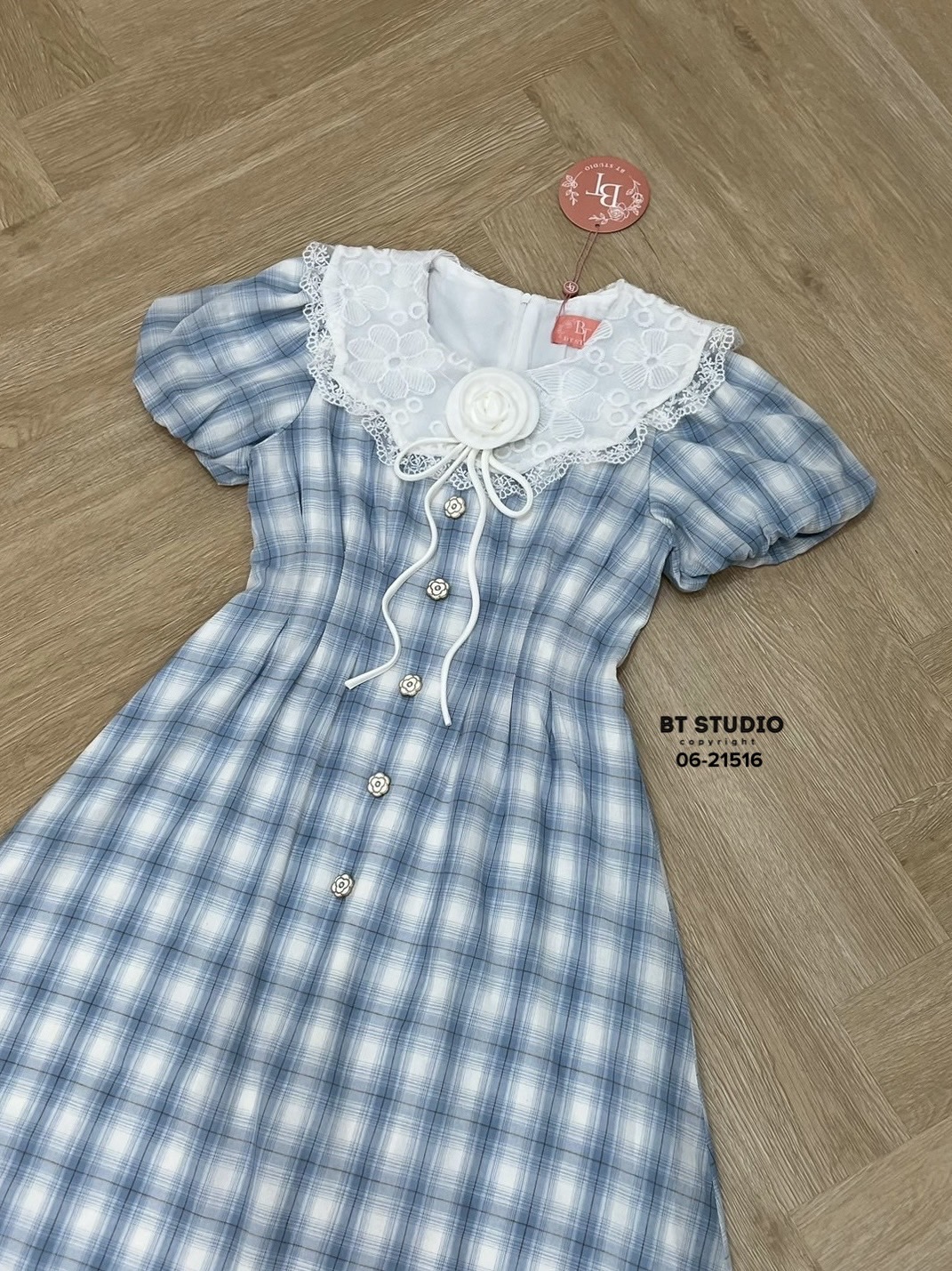 เดรสแฟชั่น เดรสยาวลายสก็อตแขนตุ๊กตา คอปกปักลายลูกไม้งานสวยมาก