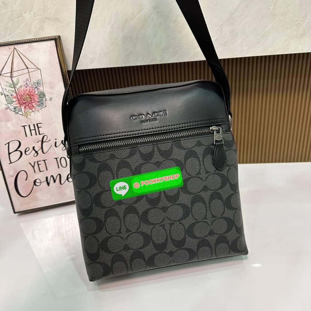 COACH Houston Flight Bag In Signature ((73336)) พร้อมส่งอีกครั้งค่ะ รุ่นที่คุณผู้ชายต้องมีติดตัว! กระเป๋าสะพายครอสบอดี้ร์ หนังแท้ หนังนิ่มดีค่ะ ด้านหน้าเป็นช่องซิปยาวให้หนึ่งช่อง เปิดปิดกระเป๋าแบบซิปภายในโล่ ใส่ของได้เยอะพอประมานเลยนะคะ พร้อมช่องแยกย่อย ใ