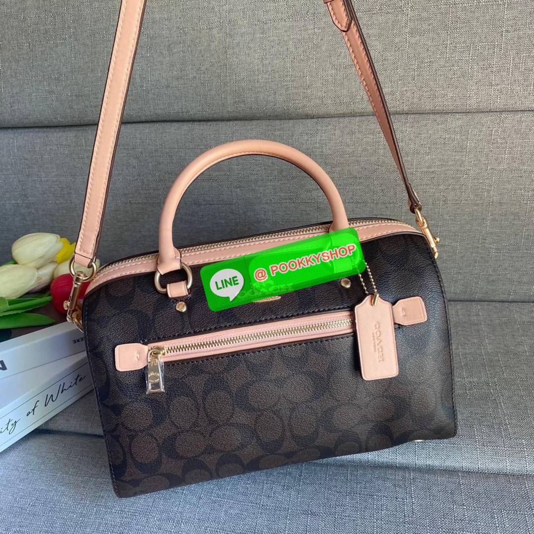 COACH ROWAN SATCHEL IN SIGNATURE CANVAS (COACH F83607) เป็นอีกรุ่นมาแรงสุดๆ ร้อนแรงไม่เบา โดดเด่นอย่างลงตัวกับรุ่นนี้ หมอน 10" รุ่นมีช่องซิปด้านหน้า สามารถแยกเก็บของสำคัญๆได้อย่างเป็นสัดส่วน สำหรับใครที่ชอบกระเป๋าที่จุของได้เยอะๆ รุ่นนี้ตอบโจทย์ได้เล