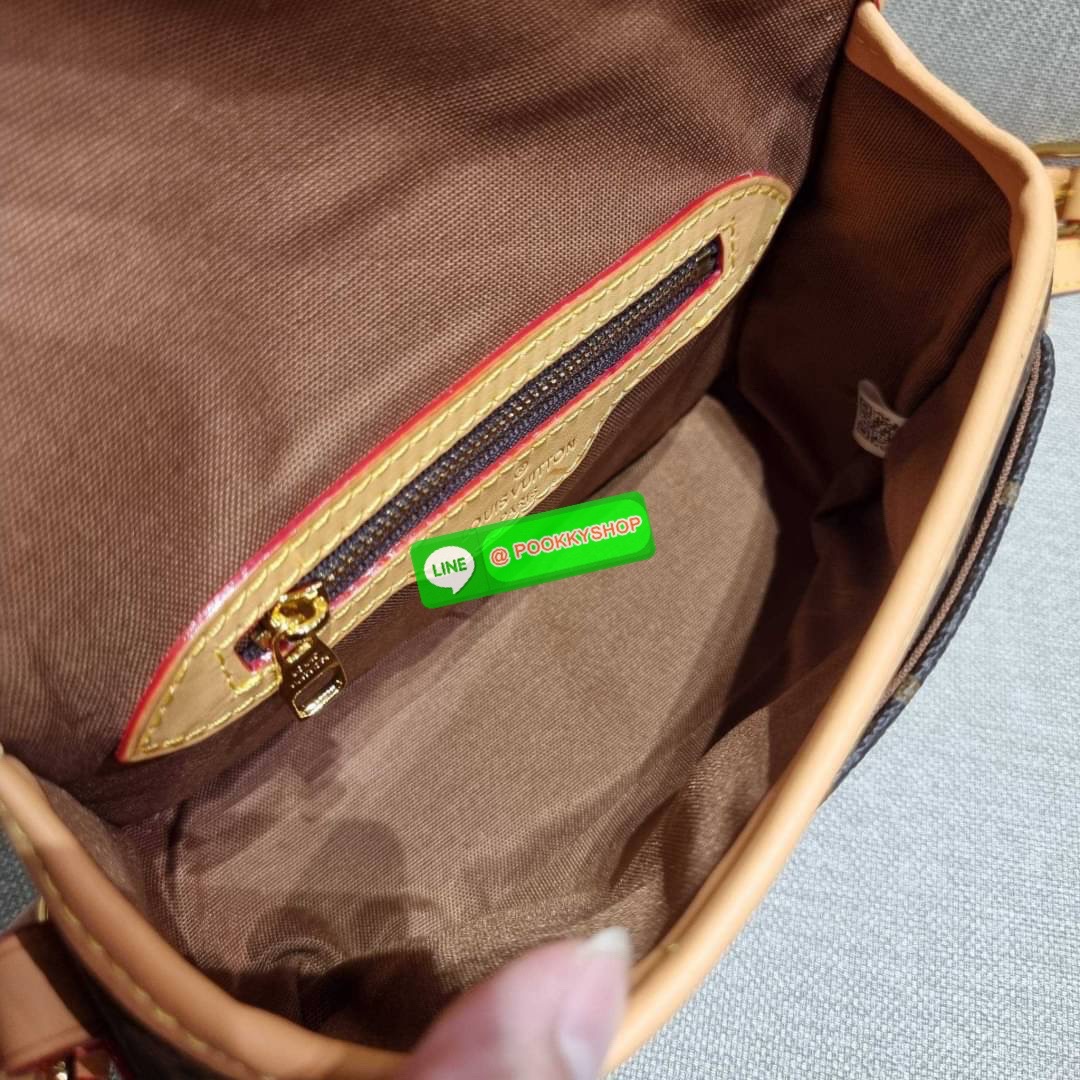 Rare item!! LV sologne crossbody bag ที่สุดของรุ่นหายากที่จัดเต็มให้แบบฟูลเซ็ท กระเป๋าสะพายราคาสุดคุ้มจากเคาน์เตอร์ dutyfree ที่ดีไซน์ออกมาน่ารักน่าใช้ ขนาดกำลังสวยมาก วัสดุหนังแคนวาส เปิด-ปิดด้วยกระดุมแม่เหล็ก ภายในโล่ง มีช่องซิปแยกให้ ใส่ของสำคัญได้สบาย