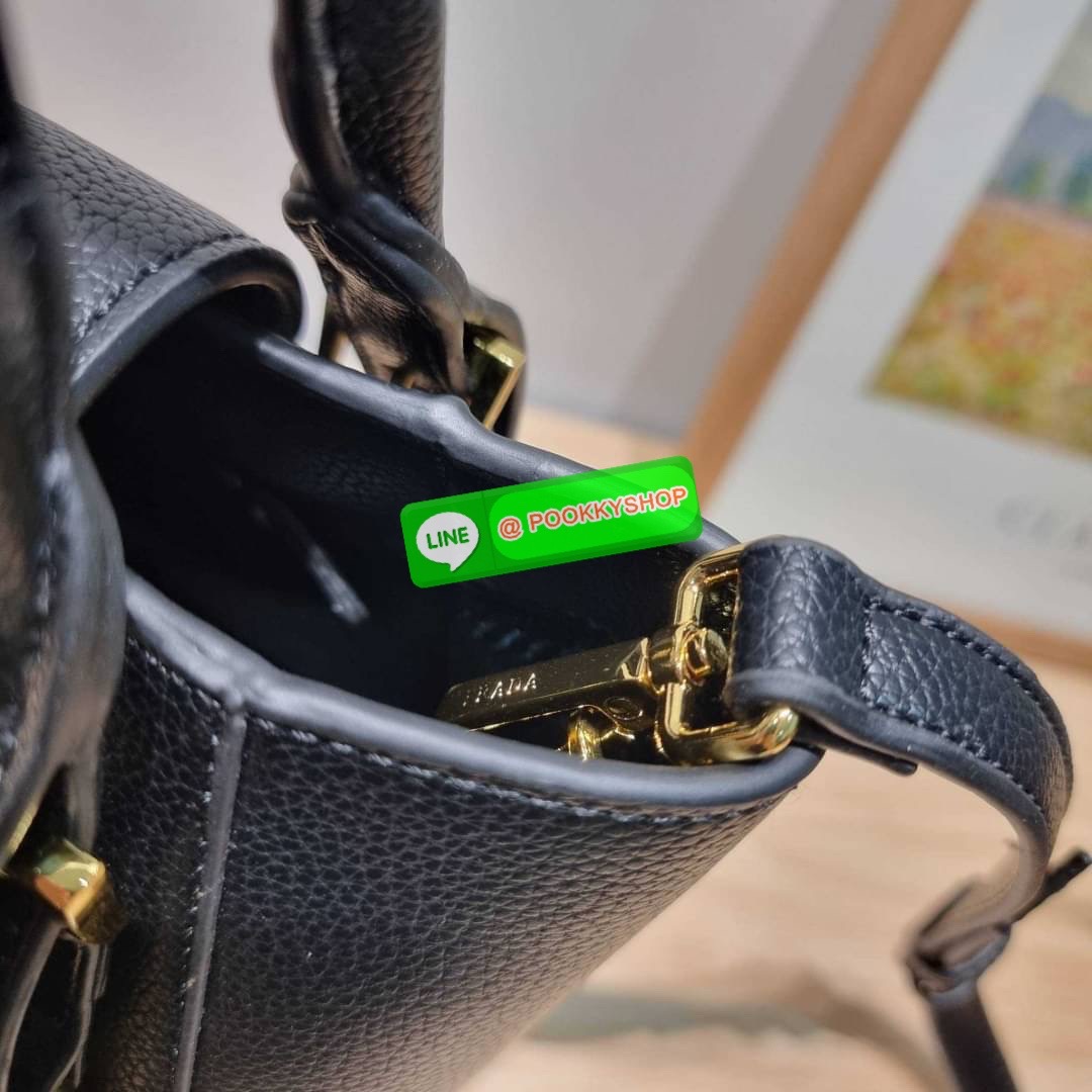 Hot item Prada leather bag กระเป๋าถือ/สะพายล่าสุด จากเคาน์เตอร์ dutyfree ที่ดีไซน์เรียบหรู หนังวัวฟอกสี สวยคมชัด เต็มไปด้วยดีเทลน่าใช้ สายคล้องไหล่ที่สามารถถอดออกได้ เพื่อใช้สายยาวสะพายข้างเส้นเดียว หรือจะใส่ไว้ทั้งคู่ก็อัพเกรดลุคดูแพงได้ ปากกระเป๋ามีฝากร