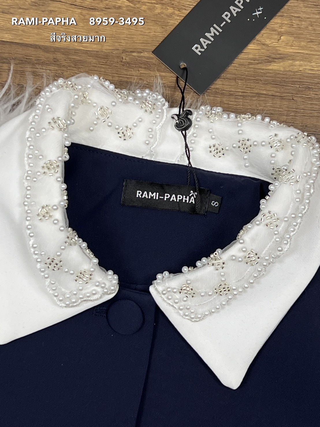 ชุดเซทแฟชั่น เซตสองชิ้นสีกรม คลุมโทนสุภาพ ไหล่มีฟองน้ำเบาๆ ดีเทลปกตัดสีขาวแต่งระบายปักวิ๊ง