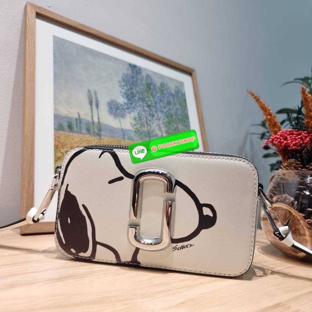 PEANUTS × MARC JACOBS THE SNAPSHOT CROSSBODY BAG คอลเลคชั่นแสนคิวท์ ที่ยกขบวนเหล่าซุปตาร์การ์ตูนมาให้แบบจัดเต็ม กับไอเท็มยอดฮิตที่โดดเด่นเป็นเอกลักษณ์ กระเป๋าสะพายข้างสุดปัง ดีไซน์ลายพรินท์ตัวการ์ตูนสุดฮอต เรียกได้ว่าไม่ซ้ำใคร!! วัสดุหนังวัว สวยอยู่ทรง เป