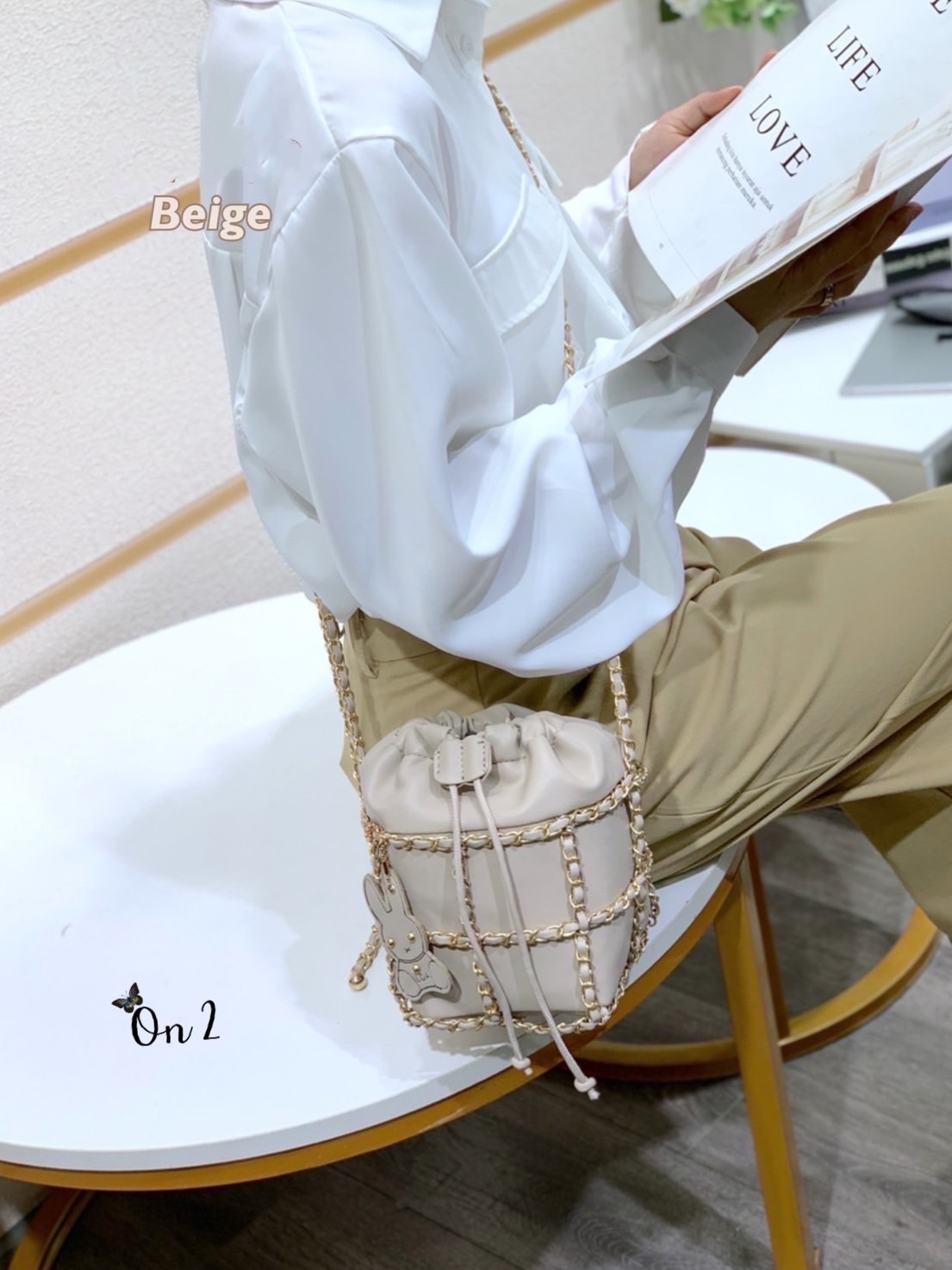 กระเป๋าแฟชั่นสไตล์แบรนด์ Chanel ทรงขนมจีบ แต่งโซ่ล้อมรอบ น่าใช้มากค่ะสายสะพายแบบ Cross body จับจองกันเลยคร่าสาวๆไม่มีไม่ได้ล๊าววว สวยทุกสีคร่า