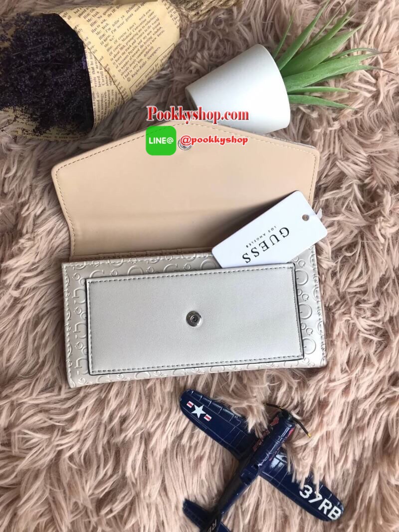Guess Flap Over Wallet กระเป๋าสตางค์ขนาดกลางแบบ3พับ เปิดปิดด้วยกระดุม ภายในมีช่องเสียบการด์ ใส่รูป ใส่ธนบัตร และช่องซิปใส่เหรียญด้านหลัง วัสดุหนังPU แบบLogo printสั้งด้านหน้าและด้านหลัง มีดีเทลด้านหน้าคล้ายซองจดหมาย น่ารักอีกสไตล์หนึ่งจาก Guessเลยคร้า!!