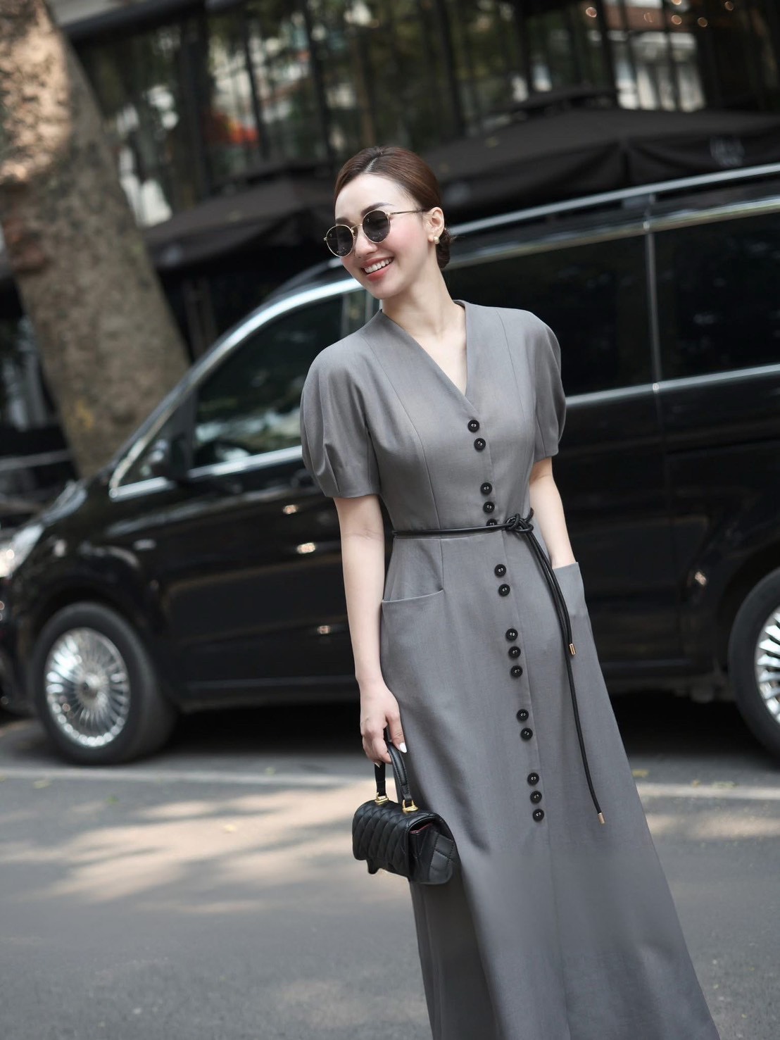 เดรสแฟชั่น เดรสยาวสีเทาคอวี แขนสั้นทรงโอเวอร์ไซส์ ดีเทลแต่งกระดุมหน้ายาว มาพร้อมเชือกผูคกคาดเอว