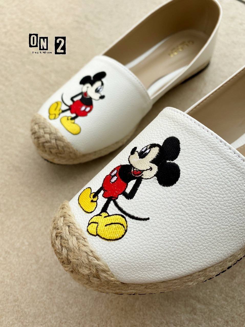 คัชชูงานปั้มแบรนด์กุชชี่พื้นปอถัก ตัวมิกกี้เป็นงานปักแน่นๆงานหนังPu พื้นเรียบ หนังสวยน่ารักได้อีก งานนิ่มใส่สบายไม่บาดเท้า งานเป็นงานคัดเกรดนะคะ ไม่ใช่งานตลาดล่าง