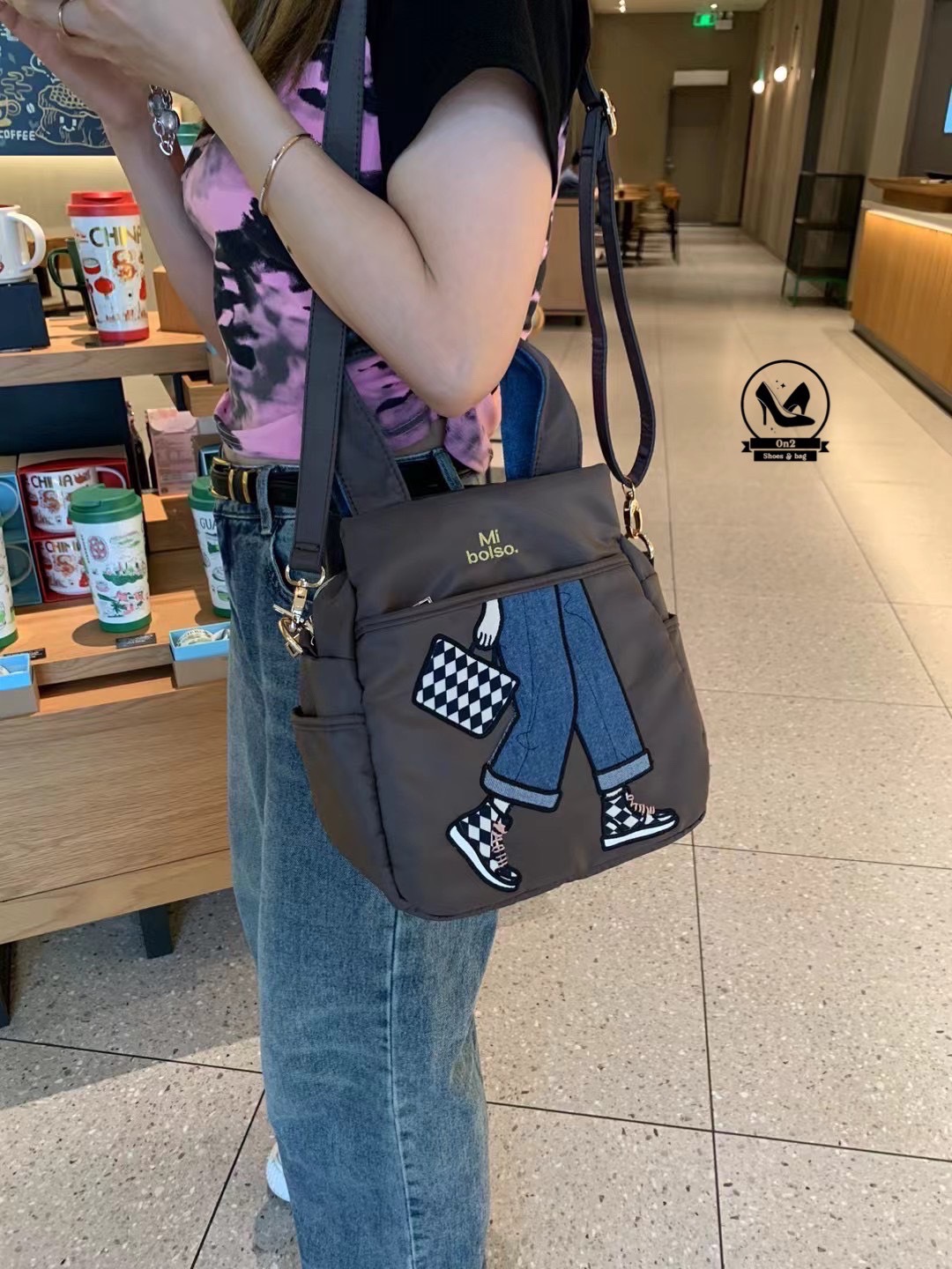 กระเป๋าเป้ได้ สะพายข้างได แบรนด์ miss zapatos วัสดุตัวกระเป๋าทำจากผ้ากันน้ำอย่างดี water proof อะไหล่สีเงิน ด้านบนเป็นปากซิป ด้านหน้า และด้านหลังมีช่องซิป ด้านข้างมีช่องใส่ของ งานจริงน่าใช้มาก สายกระเป๋าสะพายทำเป็นเป้ได้ หรือทำเป็น crossbody bag ก็ได้นะคะ