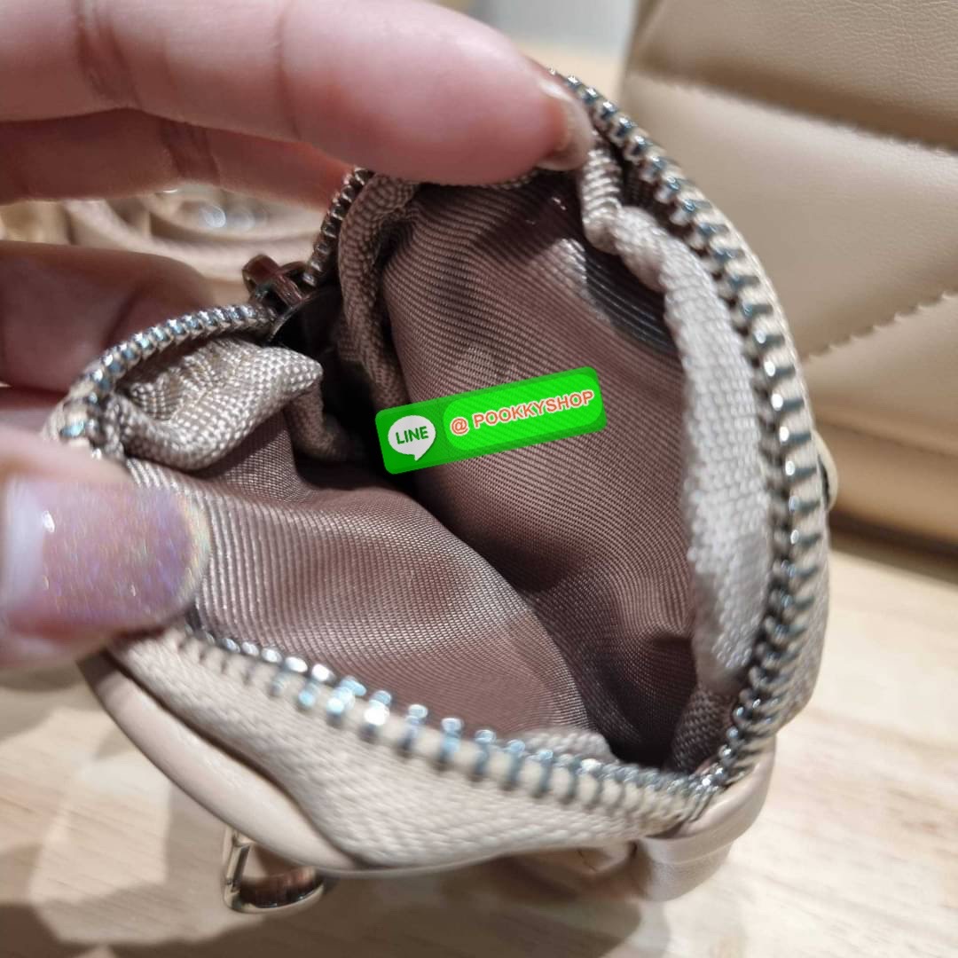 PRADA LEATHER PADDED BAG ใหม่ล่าสุด กับคอลเลคชั่นที่ทำออกมาตอบโจทย์ได้ทุกไลฟ์สไตล์ และเป็นยูนิเซ็กส์ กับกระเป๋าทรงโท้ท ขนาดกำลังดี วัสดุหนังแท้ ตัดเย็บเดินเส้นลายตาราง ปากกระเป๋ามีซิปเปิดปิด ภายในเป็นช่องโล่ง มีช่องแยกให้ มาพร้อมสะพายข้างและใบลูก ให้ได้สน