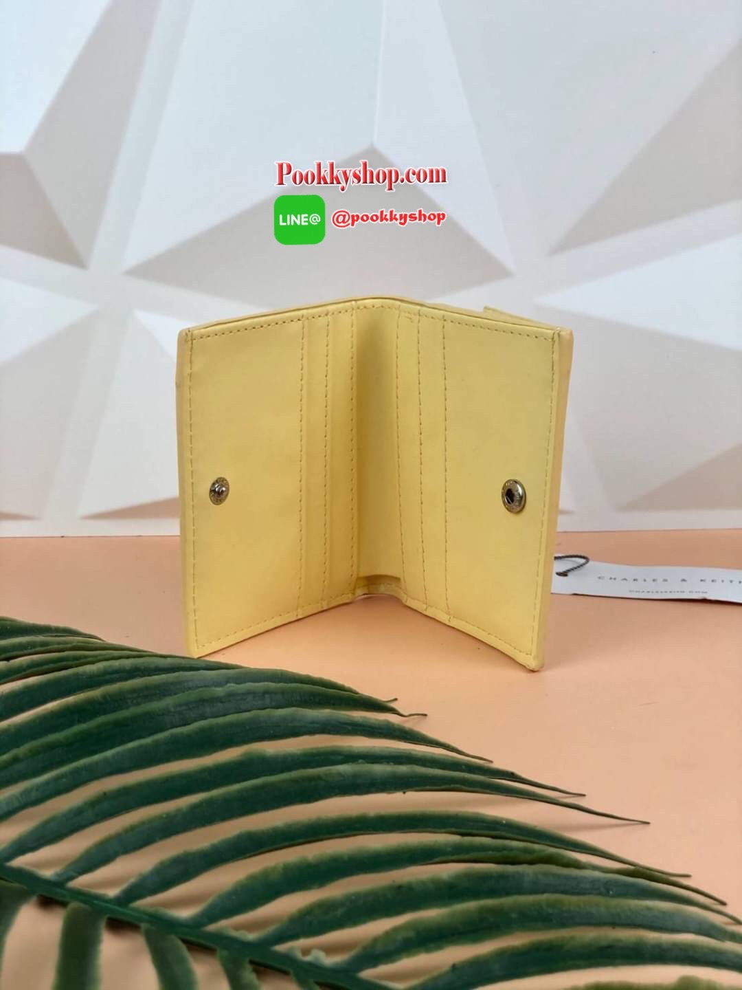 CHARLES & KEITH CROC-EFFECT SMALL WALLET กระเป๋าเงินใบสั้น วัสดุหนังพิมพ์ลายจรเข้ (สีมัลติหนังเรียบ) ด้านหลังมีช่องซิปใส่เหรียญ รุ่นนี้เปิดปิดแบบกระดุม ด้านในมีช่องใส่บัตรได้ 6 ใบ และช่องใส่ธนบัตรได้ตามยาว ไม่ต้องพับแบงค์เลยค่า น่ารัก ใบประทัดรัด ห้ามพลาด