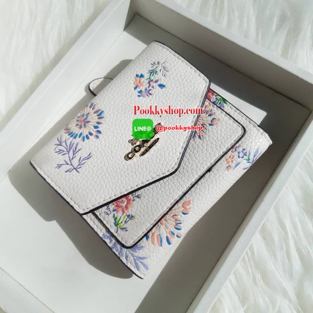 COACH 69849 SMALL WALLET WITH MEADOW PRAIRIE PRINT กระเป๋าสตางค์ใบสั้น พับสองตอน ลายดอกไม้น่ารักมากเว่อร์!! ลวดลายตัดกับสีชอล์กได้อย่างลงตัว ดูละมุนน่าใช้ วัสดุหนัง pepble สวยทนทาน เปิด-ปิดด้วยกระดุม ภายในมีช่องใส่บัตร ใส่ธนบัตรได้ทุกขนาด ด้านหลังมีช่องซิ