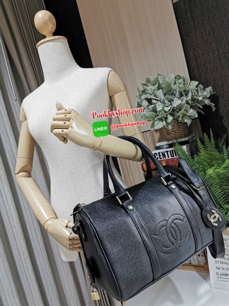 NEW! CHANEL CAVIAR LARGE HANDBAG VIP GIFT WITH PURVHASE กระเป๋าเดินทางใบใหญ่รุ่น Limited Edition - GWP พรีเมี่ยมกิ๊ฟของเเท้จาก Chanel Counter หนังคาเวียร์เนื้อหนาสีดำขึ้นลายสวยหรูอยู่ทรง ด้านหน้ามีโลโก้แบรนด์ เปิดปิดด้วยซิปสะดวกใช้ ประดับTAG โลโก้แบรนด์อะ