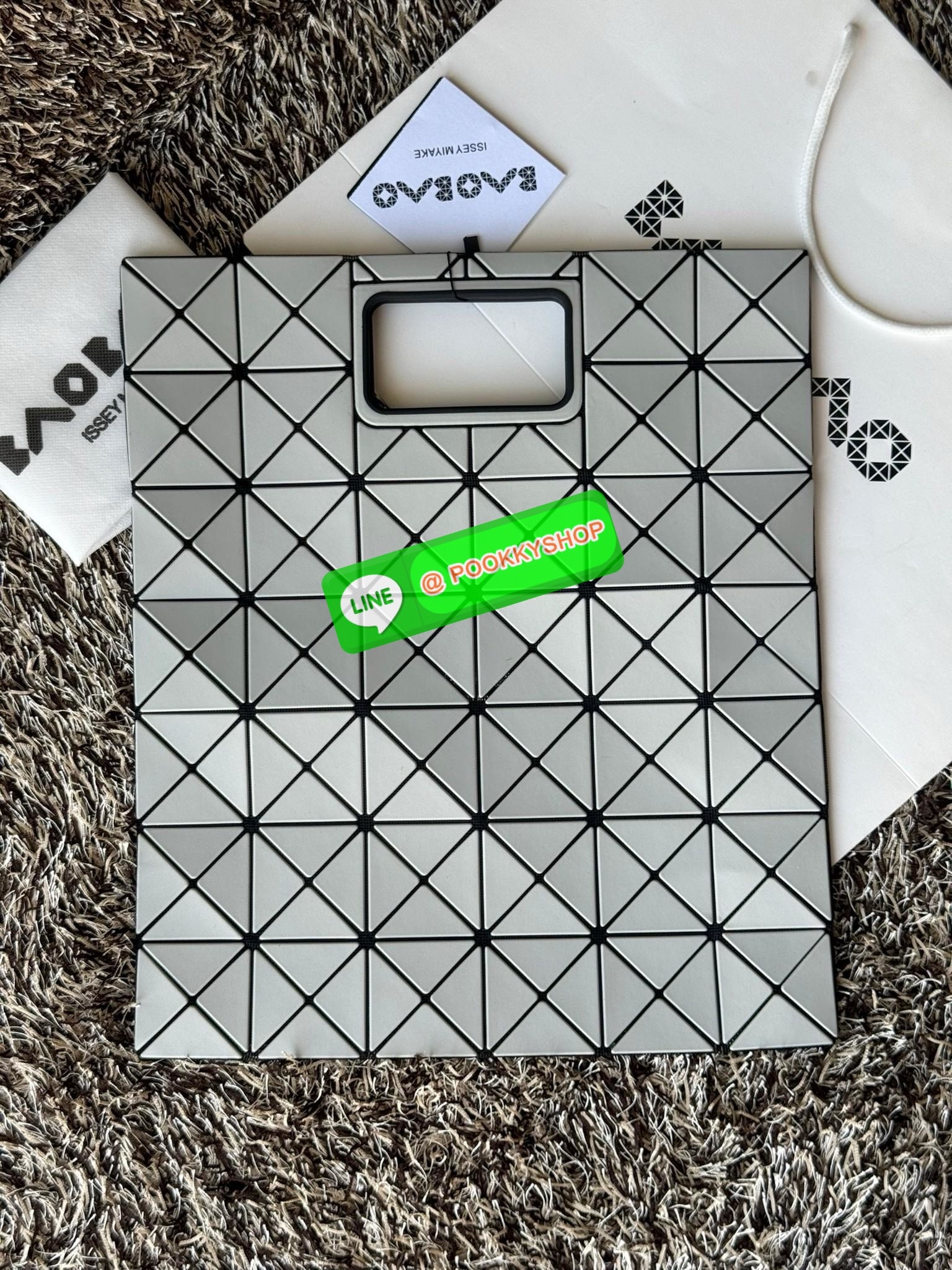 Baobao Issey Miyake large Bocca matte-finish tote bag BOCCA MATTE เป็นกระเป๋าถือรูปแบบใหม่ที่มีด้ามจับด้านในที่ช่วยให้กระเป๋าวางอยู่บนแขนหรือข้อมือได้อย่างนุ่มนวล เป็นกระเป๋าถือขนาดใหญ่นี้มีกระเป๋าด้านในพร้อมซิปที่ช่วยให้จัดเก็บได้อย่างปลอดภัย สามารถใส่แล