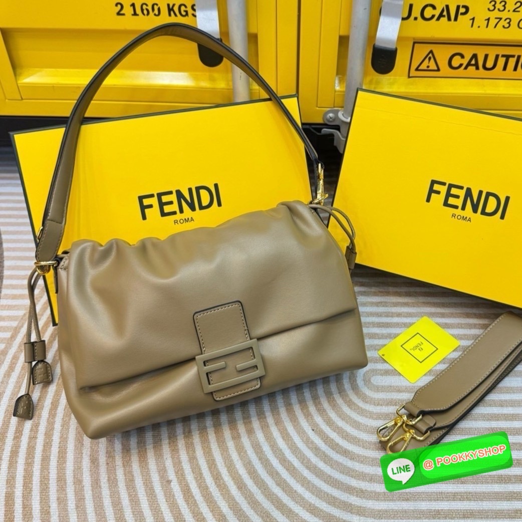 FENDI Mamma Baguette Bag กระเป๋าสะพายทรงสวย ดีไซน์เรียบง่ายคลาสสิค หรู ดูผู้ดี รูปทรงใช้งานง่าย หนังสวยสัมผัสนุ่ม ใหม่ล่าสุด รุ่นลิมิเต็ดที่สาวๆตามหา ภายในโล่งกว้าง เสิร์ฟให้ในราคาน่ารักๆ ของมันต้องมีแบบนี้ ก็ต้องตำได้แล้วน้าอย่าช้า อย่าพลาด!!