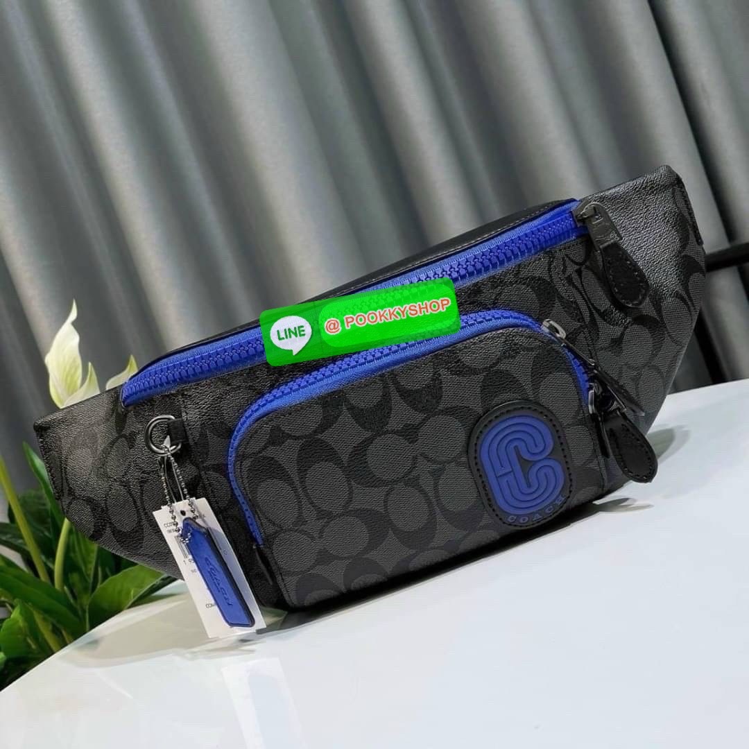 Coach C019 – Charter Belt Bag With Patch (Khaki Green Multi) ใบนี้คือจังหวะสนุกของสีธรรมชาติกับความเท่ที่ใช้งานได้จริง “คาดไว้ไม่ได้แค่ของ…แต่คาดไว้คือสไตล์ที่ไม่ซ้ำใคร” Coach C019 รุ่น Charter Belt Bag โทน Khaki/Green พร้อมโลโก้ Coach Leatherware Patch ข