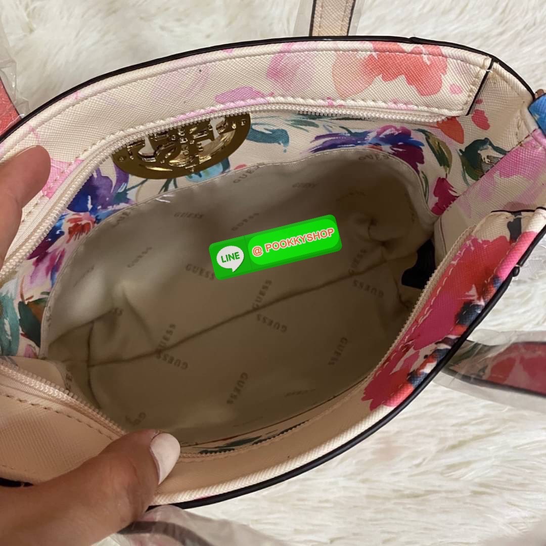 GUESS OPEN ROAD FLORAL MINI TOTE กระเป๋าถือหรือสะพายขนาดกำลังดี ผลิตจากวัสดุหนังซาฟิโน่น้ำหนักเบาแต่งลายดอกไม้รูปทรงสวยงาม ฐานตั้งอยู่ทรง ด้านหน้าติดโลโก้ลายฉลุทรงกรมเพิ่มความหรูหรา เปิดปิดด้วยซิปเป็นหลัก ด้านในบุด้วยผ้าซับในลายแบรนด์ สามารถใส่กระเป๋าสตาง